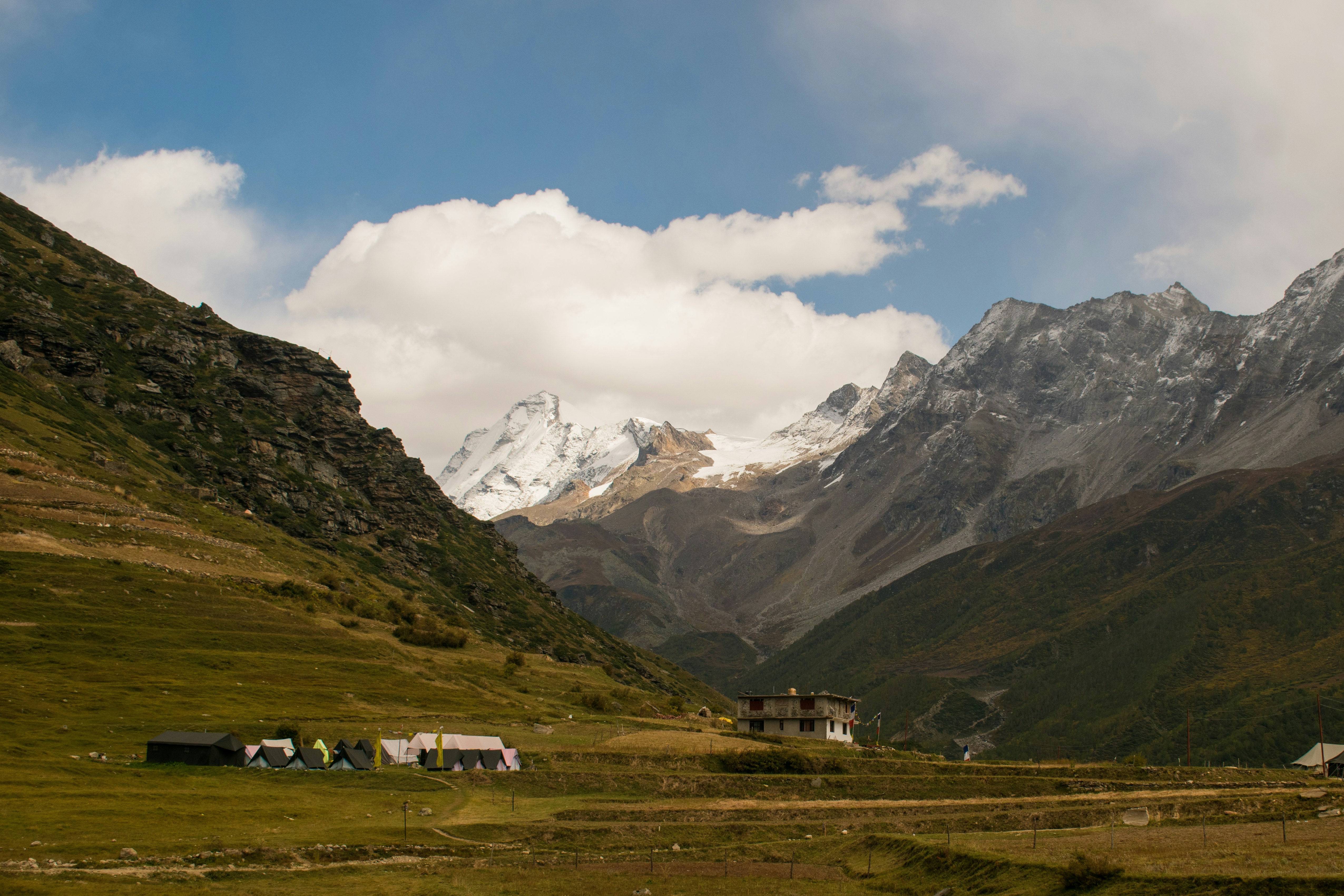 Maison et tentes dans la vallée montagneuse - Photo gratuite sur Unsplash