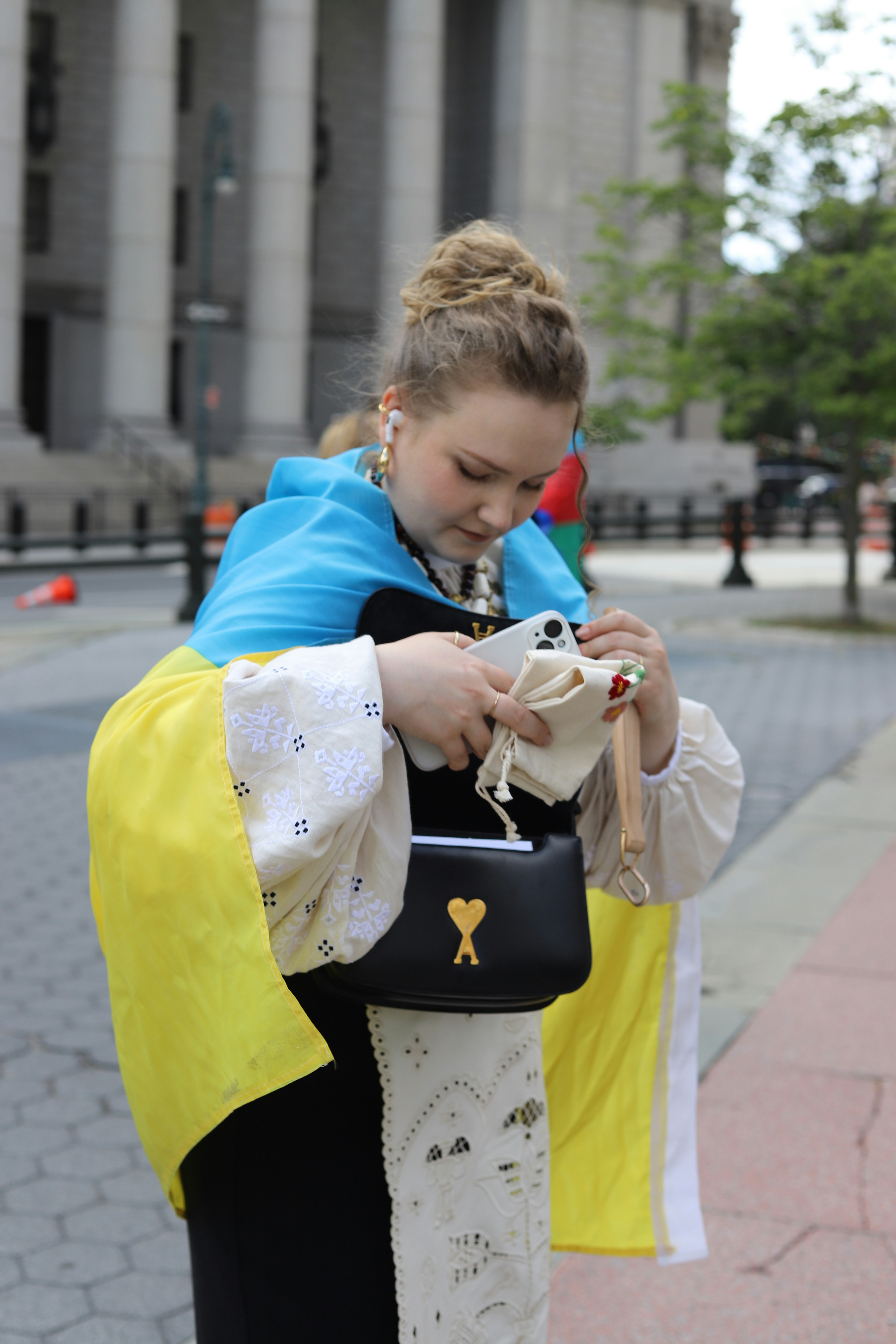 Woman wearing traditional blouse and flag - Free Photo on Unsplash