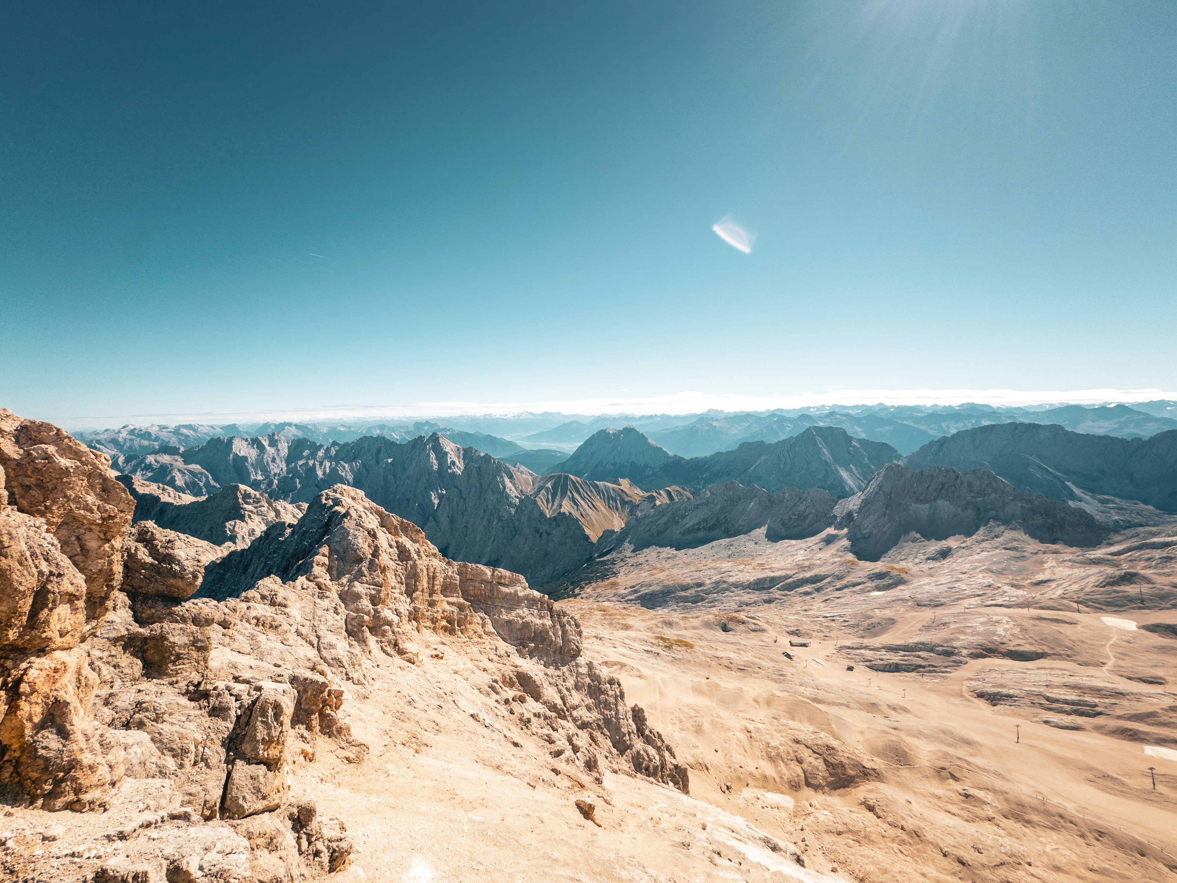 Apspre cime rocciose sotto un cielo azzurro limpido nelle Alpi