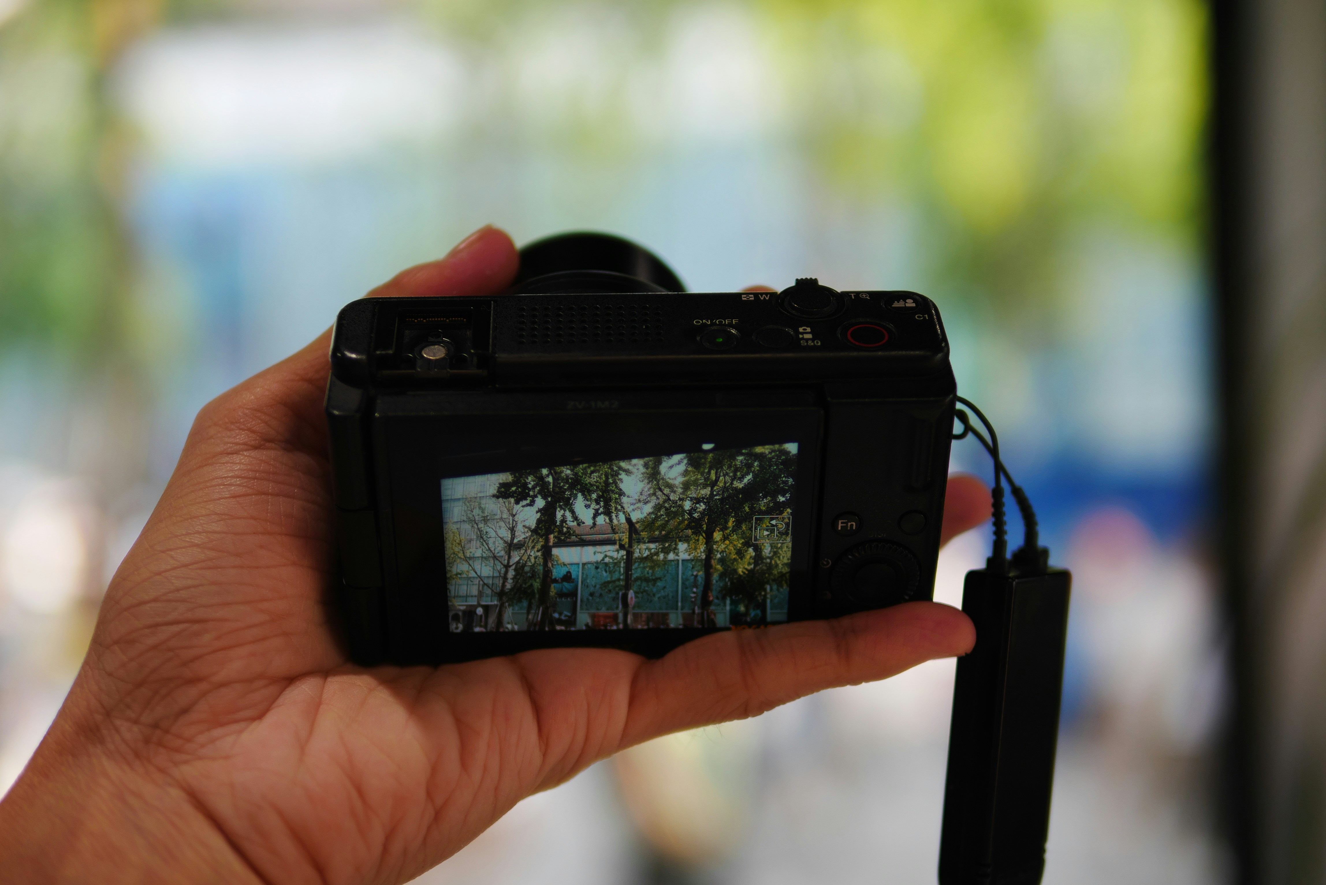 Hand holding digital camera with screen - Free Photo on Unsplash
