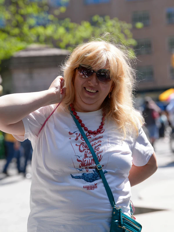 Turista sonriendo en la ciudad