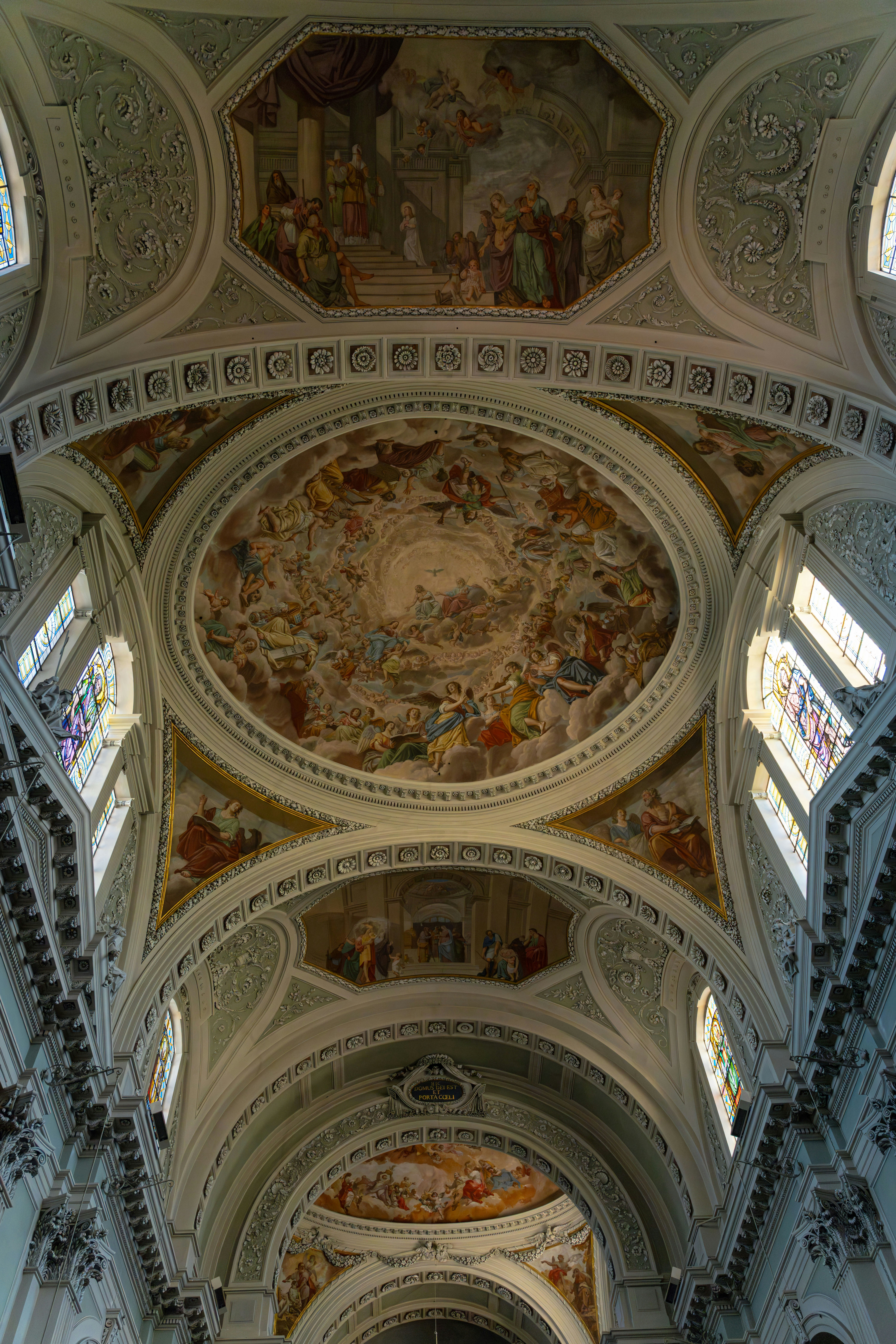 Fresques ornées au plafond et vitraux à l’intérieur d’une église historique