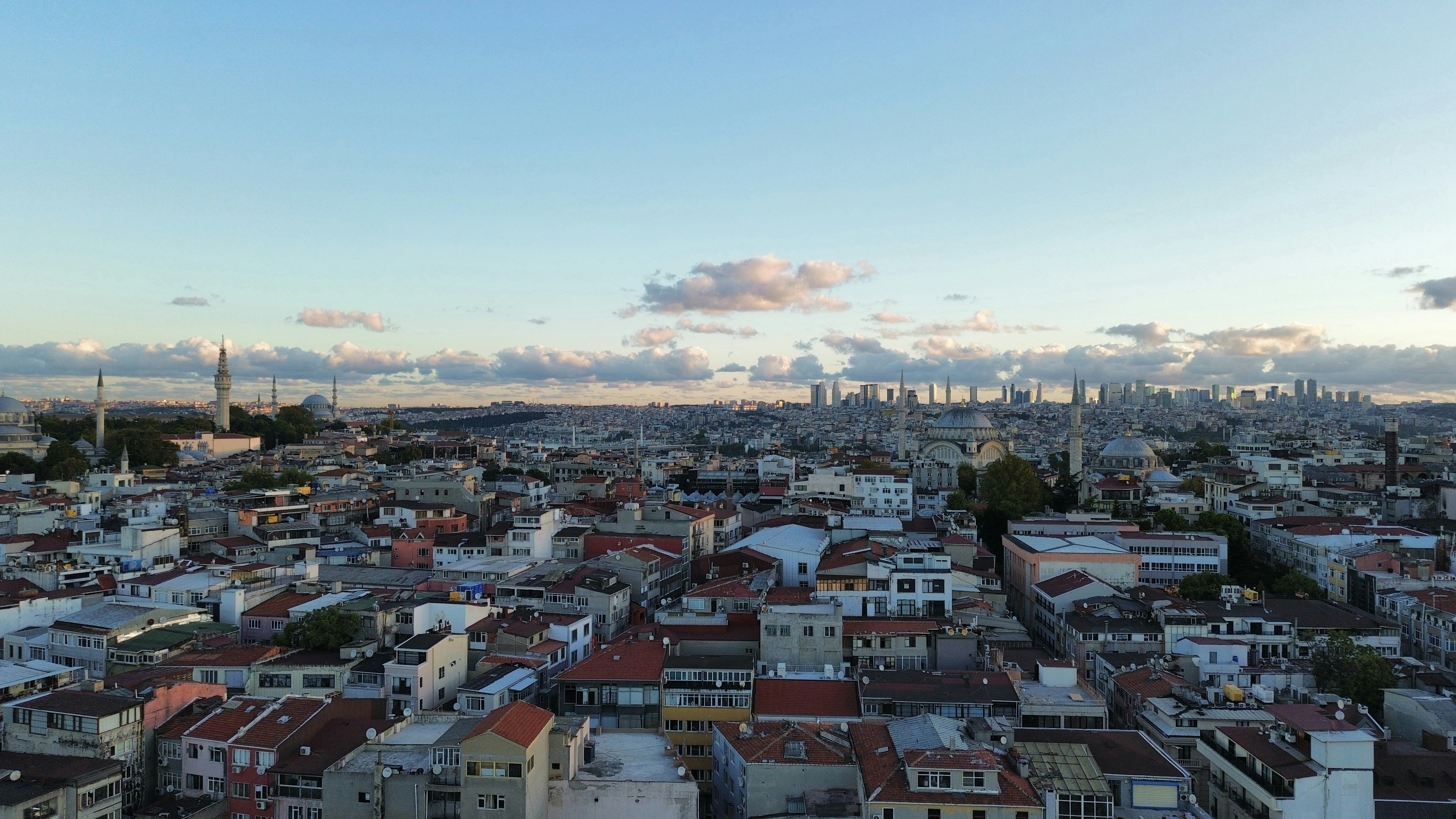 Istanbul skyline with mosques and buildings - Free Photo on Unsplash