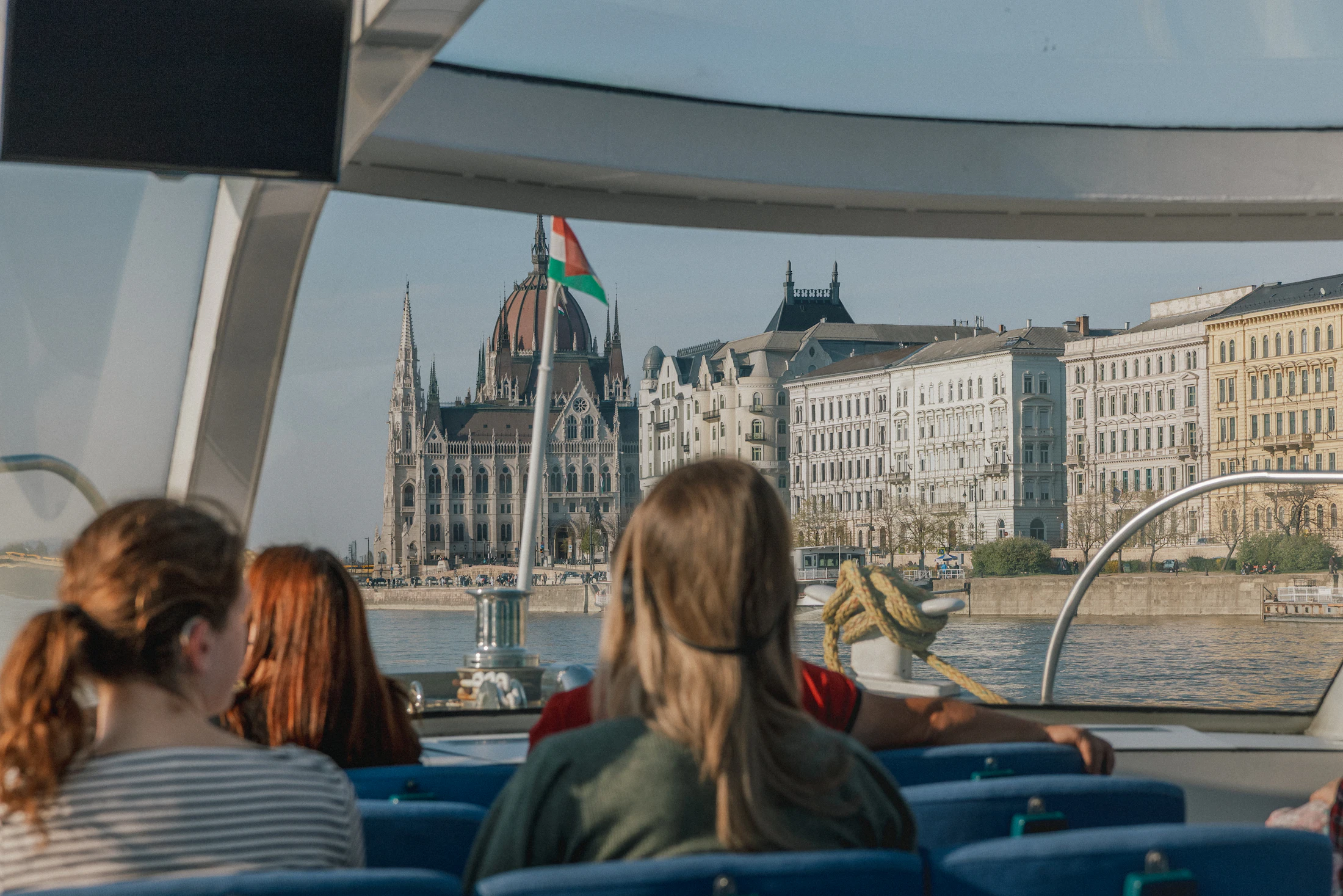 Grupo num barco panorâmico no Danúbio, em Budapeste