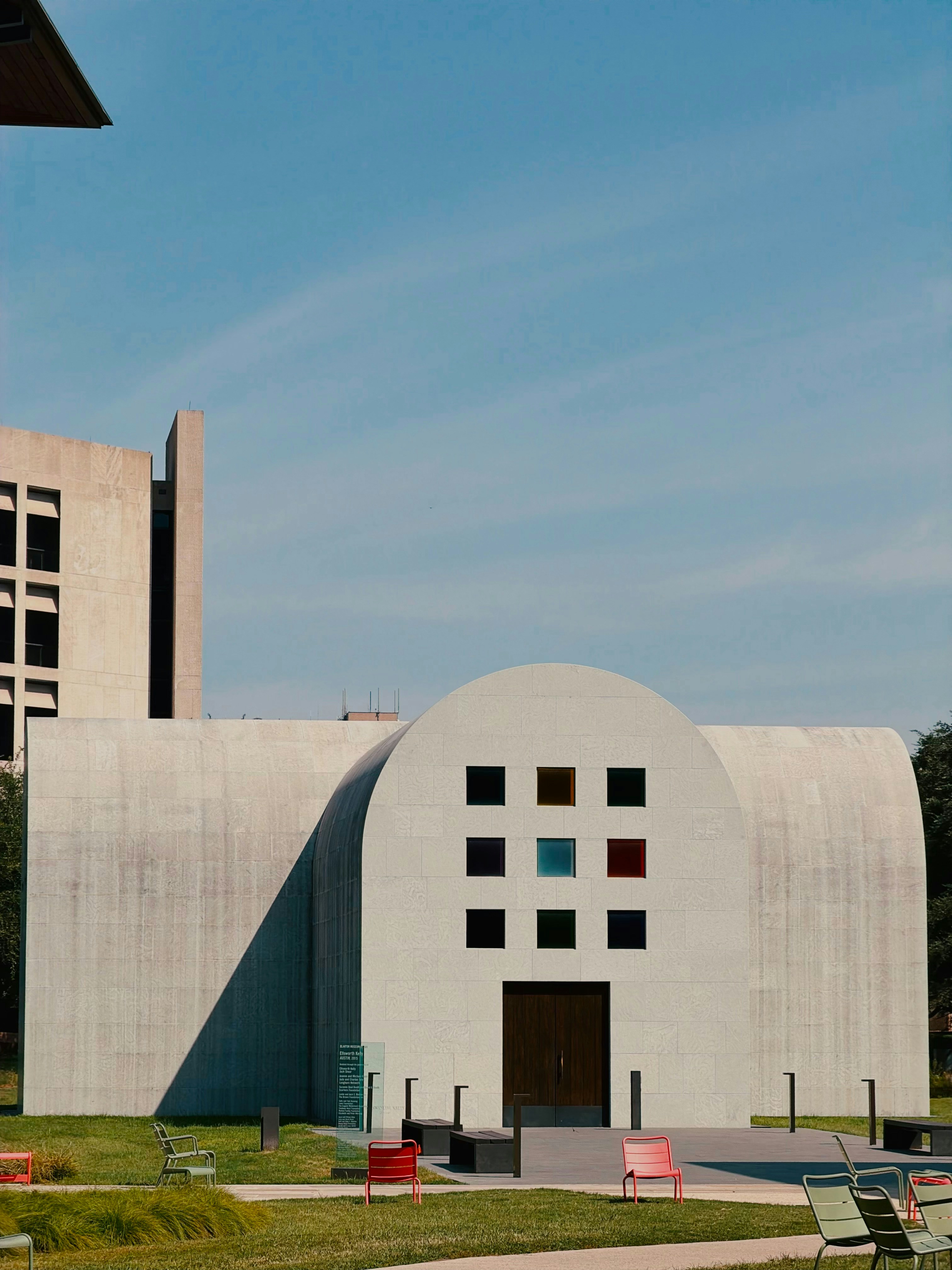 Edificio Ellsworth Kelly Austin con tetto in pietra a volta e vetrate colorate