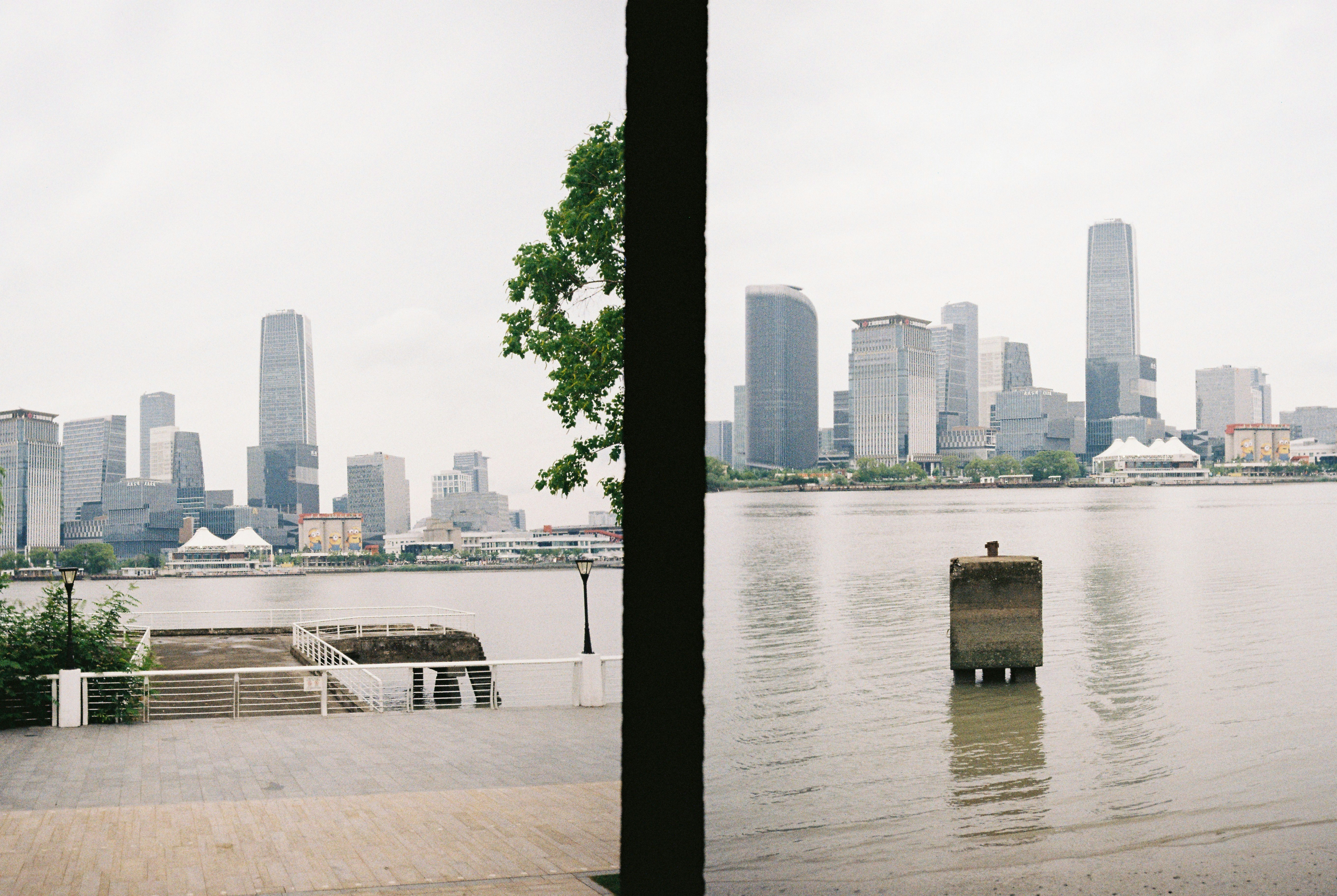 Ein Blick vom Flussufer auf die Skyline von Shanghai auf der anderen Seite des Huangpu-Flusses