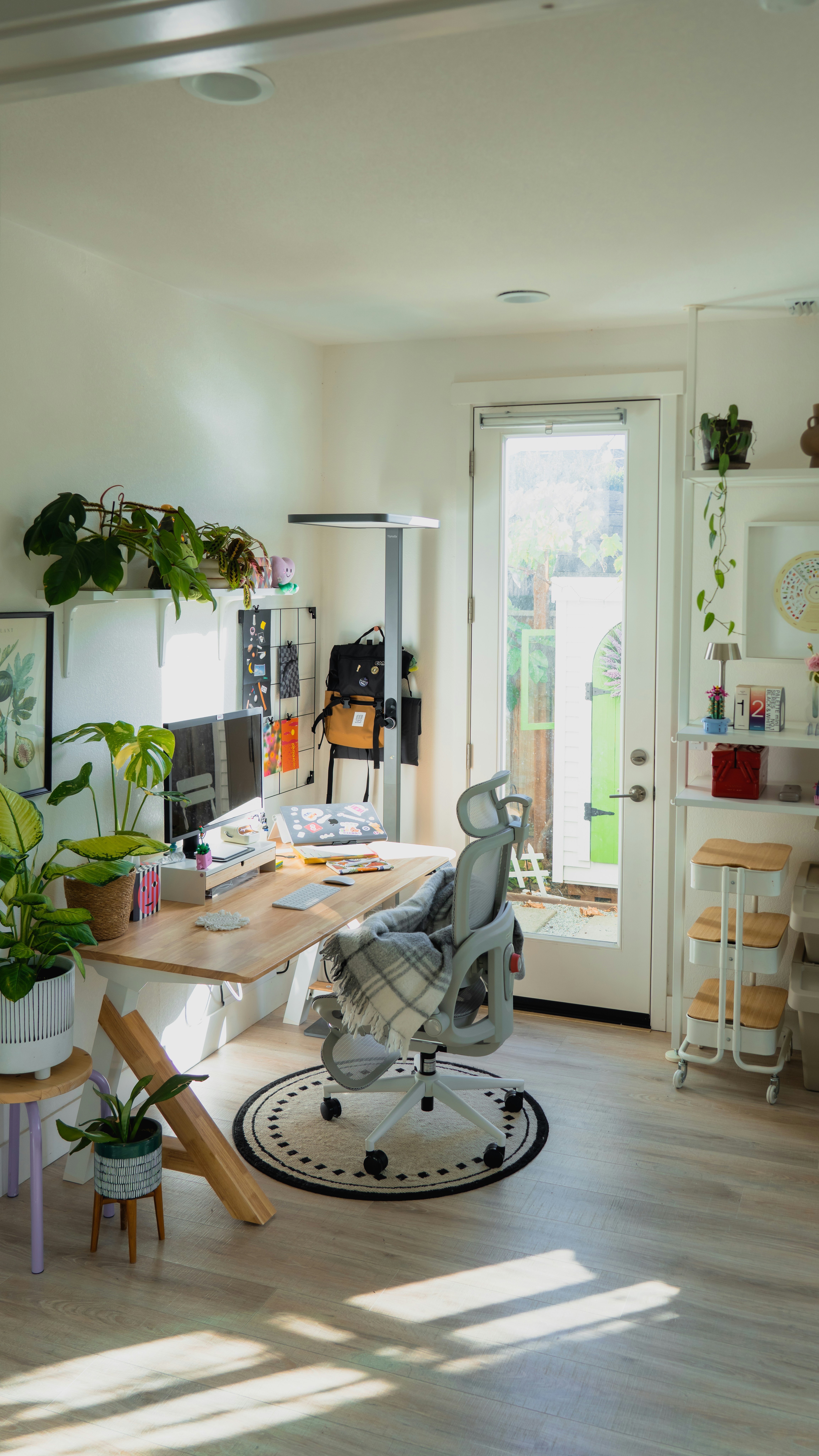 Home office with desk and plants - Free Photo on Unsplash