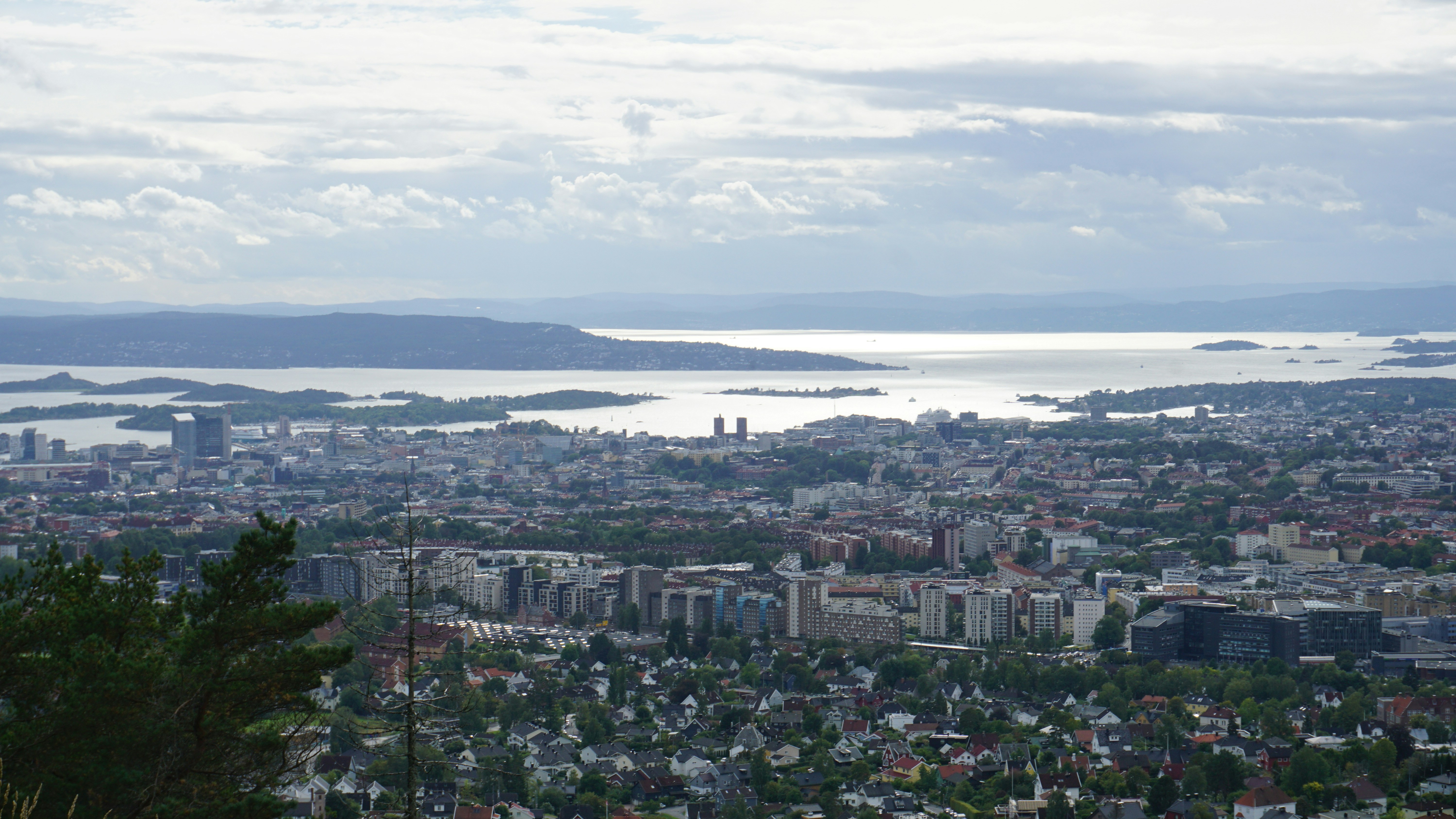 Vista aérea de la ciudad de Oslo y el fiordo de Oslofjord bajo un cielo nublado
