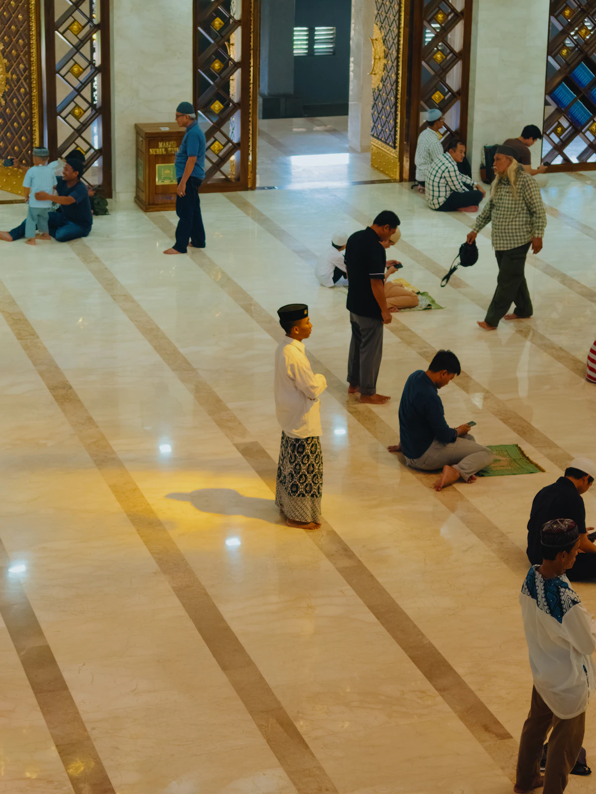 Jamaah di lantai marmer sebuah masjid di Bogor