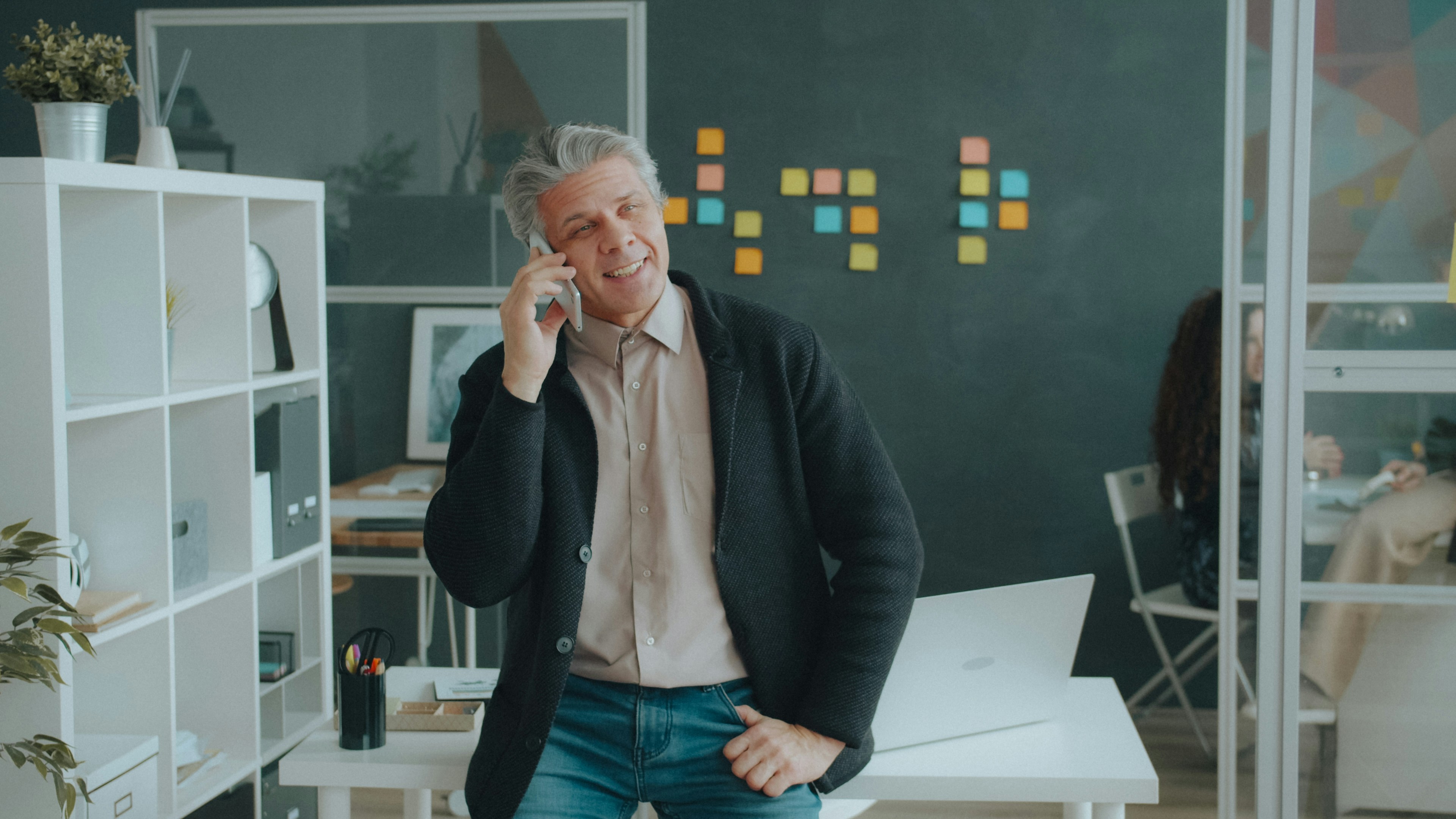 Un commercial passe un appel téléphonique dans ses bureaux