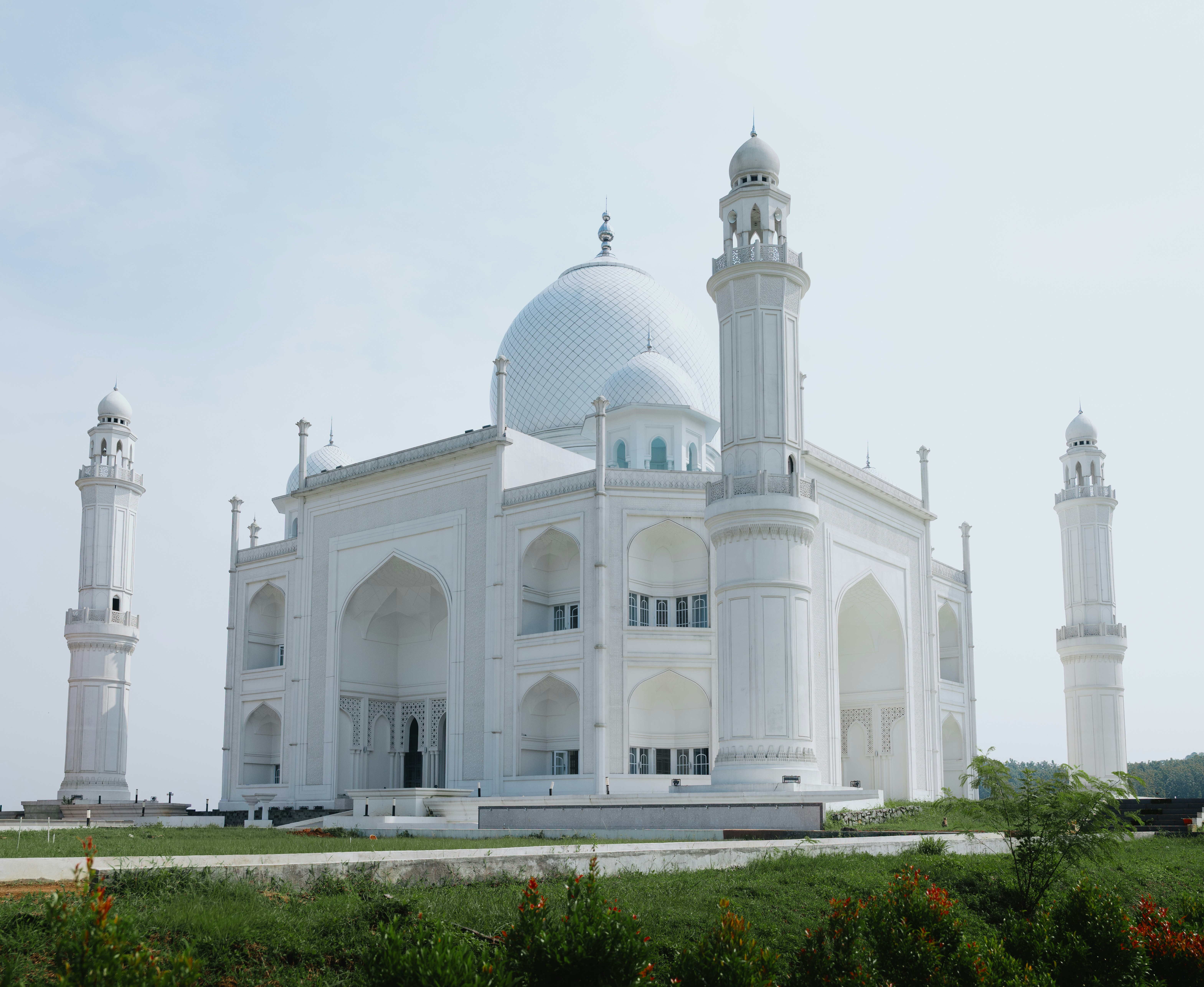 La moschea bianca Budi Guna con una grande cupola e quattro minareti