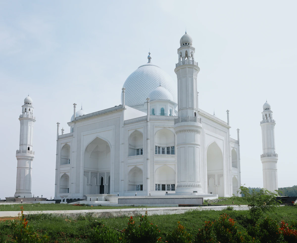 Masjid dengan kubah dan empat menara