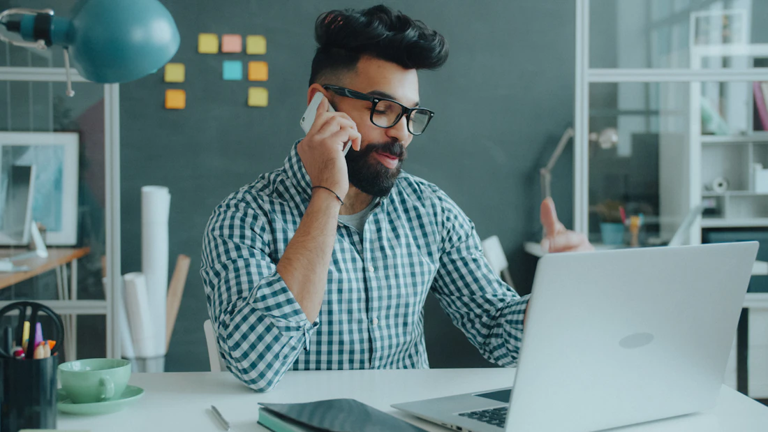 Collaborateur au téléphone à son bureau