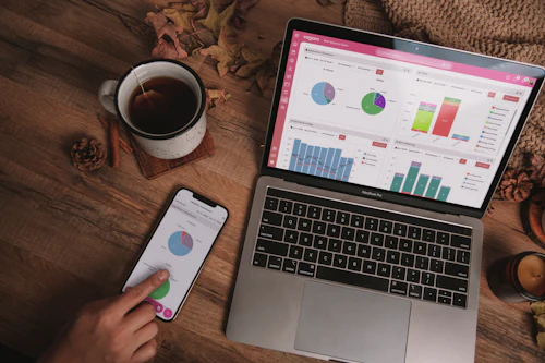 Notebook e celular mostrando painéis de indicadores