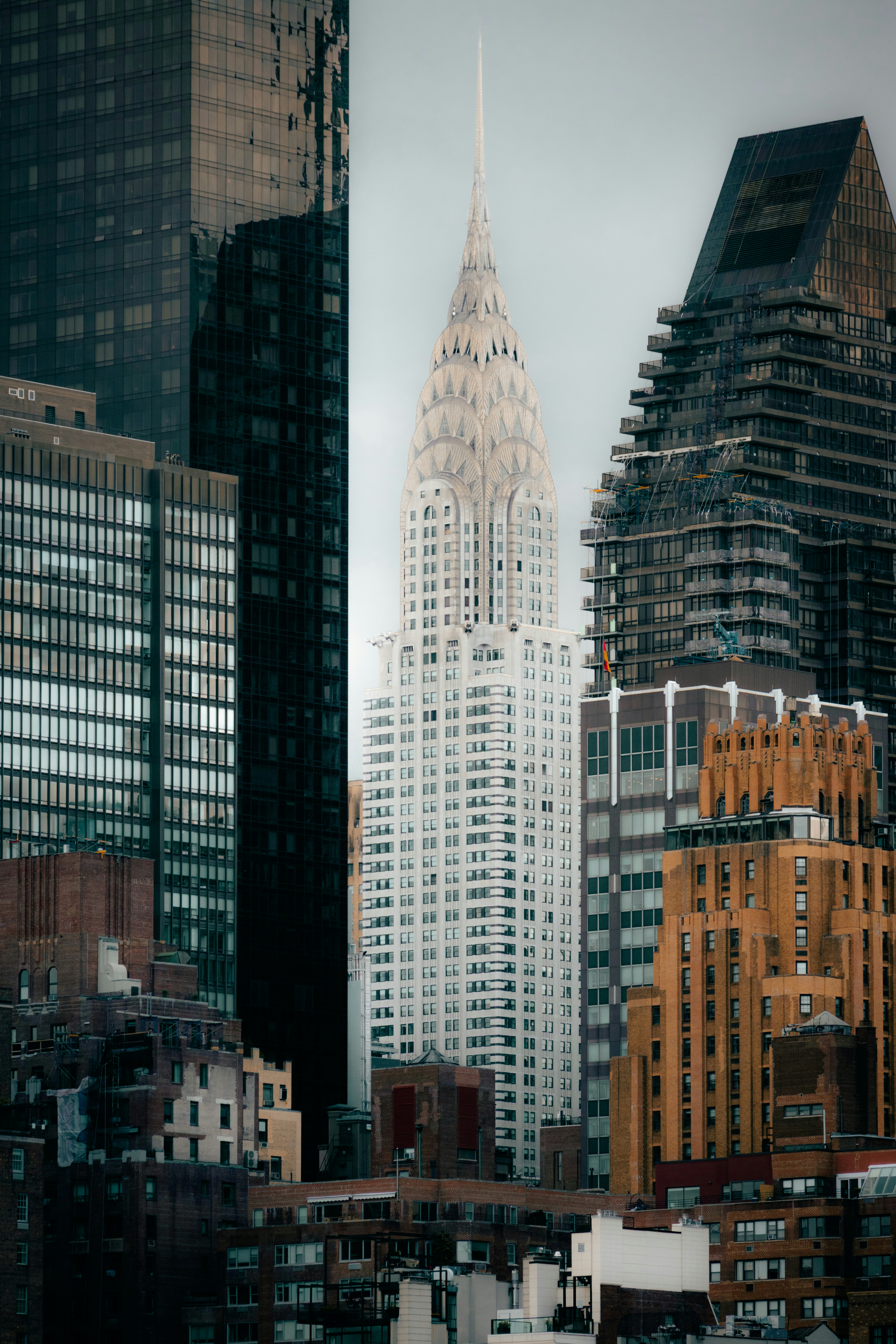 Il Chrysler Building che si erge sopra i grattacieli circostanti a New York City