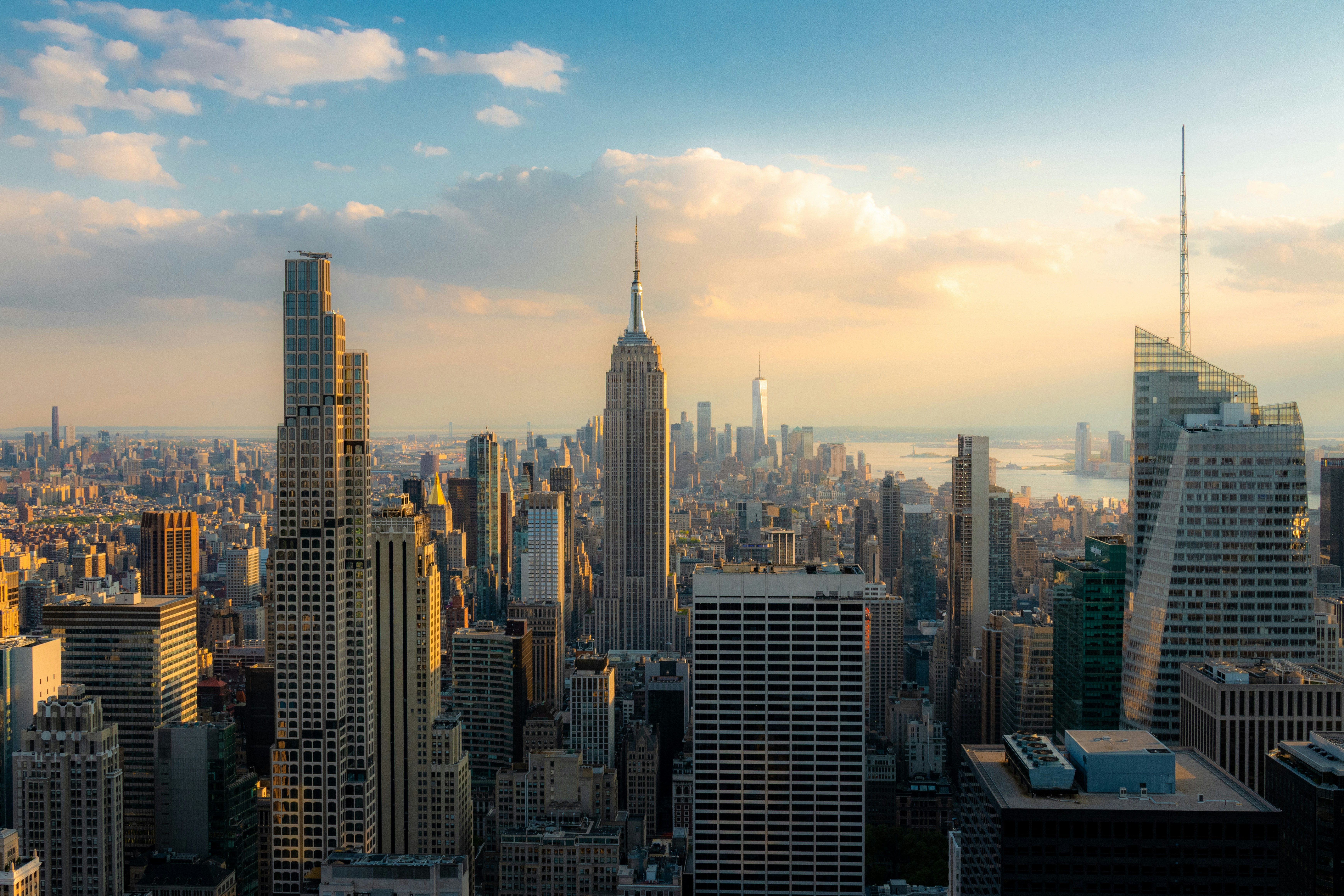 L'Empire State Building si erge sopra il fitto skyline di New York City