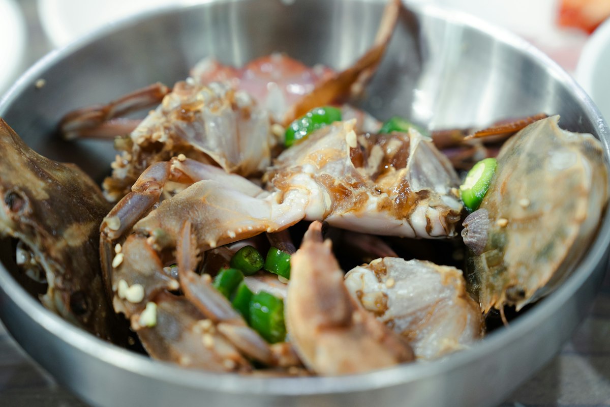 Cua ngâm nước tương Ganjang Gejang cắt miếng trong bát kim loại cùng ớt xanh thái lát