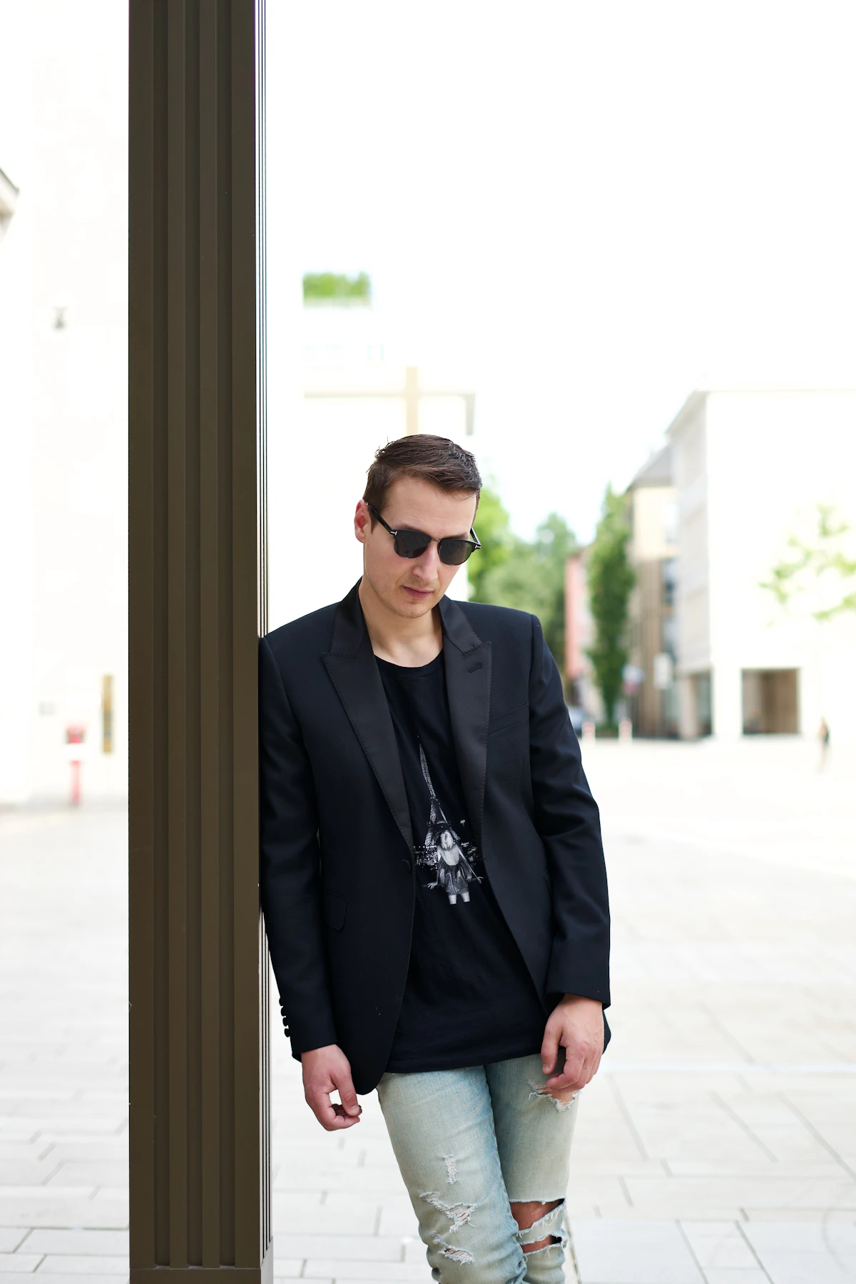 Homem de blazer preto e óculos escuros em look noturno