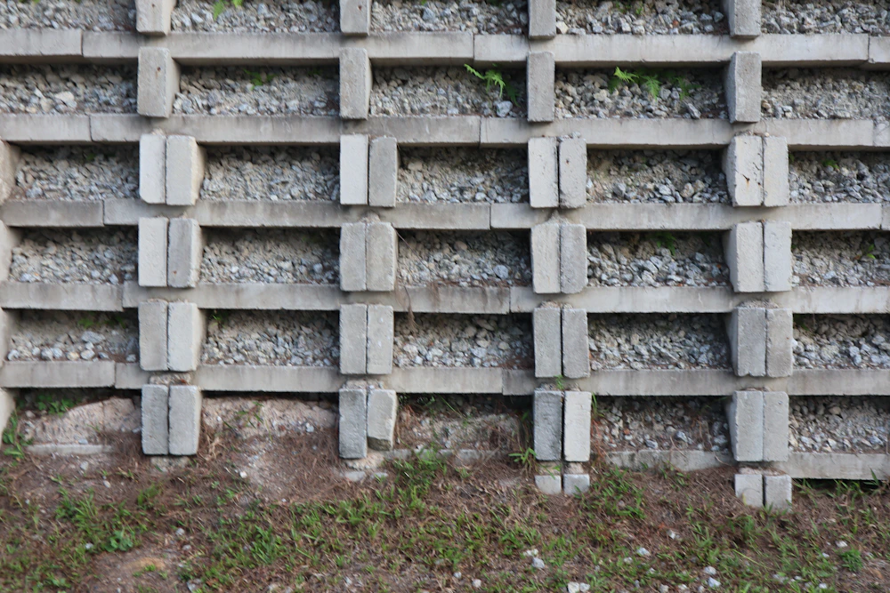 Concrete block retaining wall