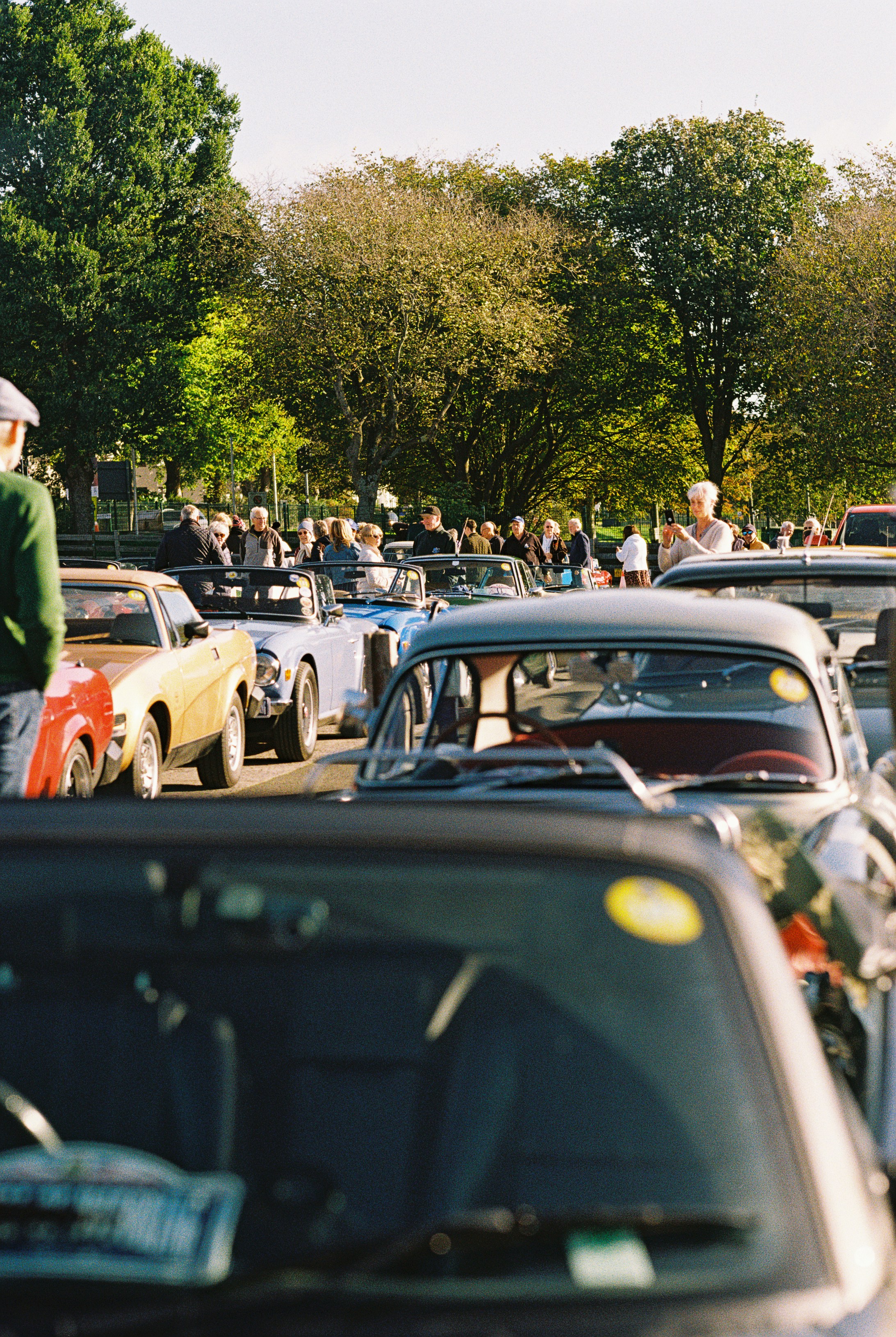 Klassische Fahrzeuge bei einem Oldtimer-Treffen, filmisch begleitet