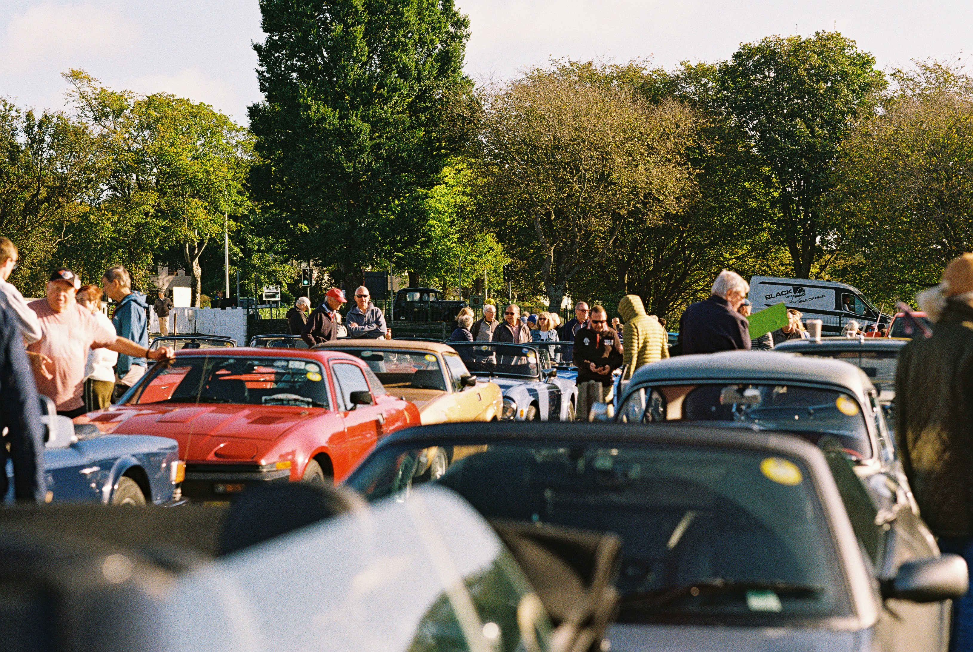 Oldtimer-Treffen mit klassischen Fahrzeugen und Publikum