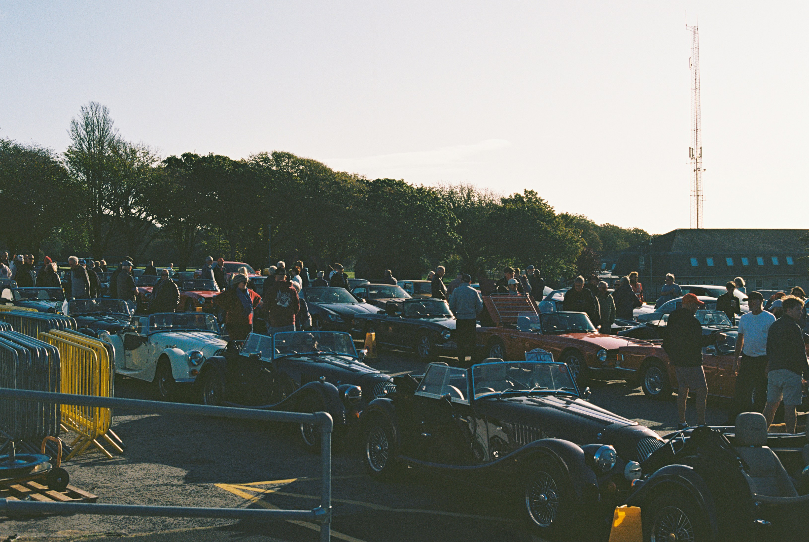 Filmstill eines klassischen Autos bei einem Oldtimer-Event