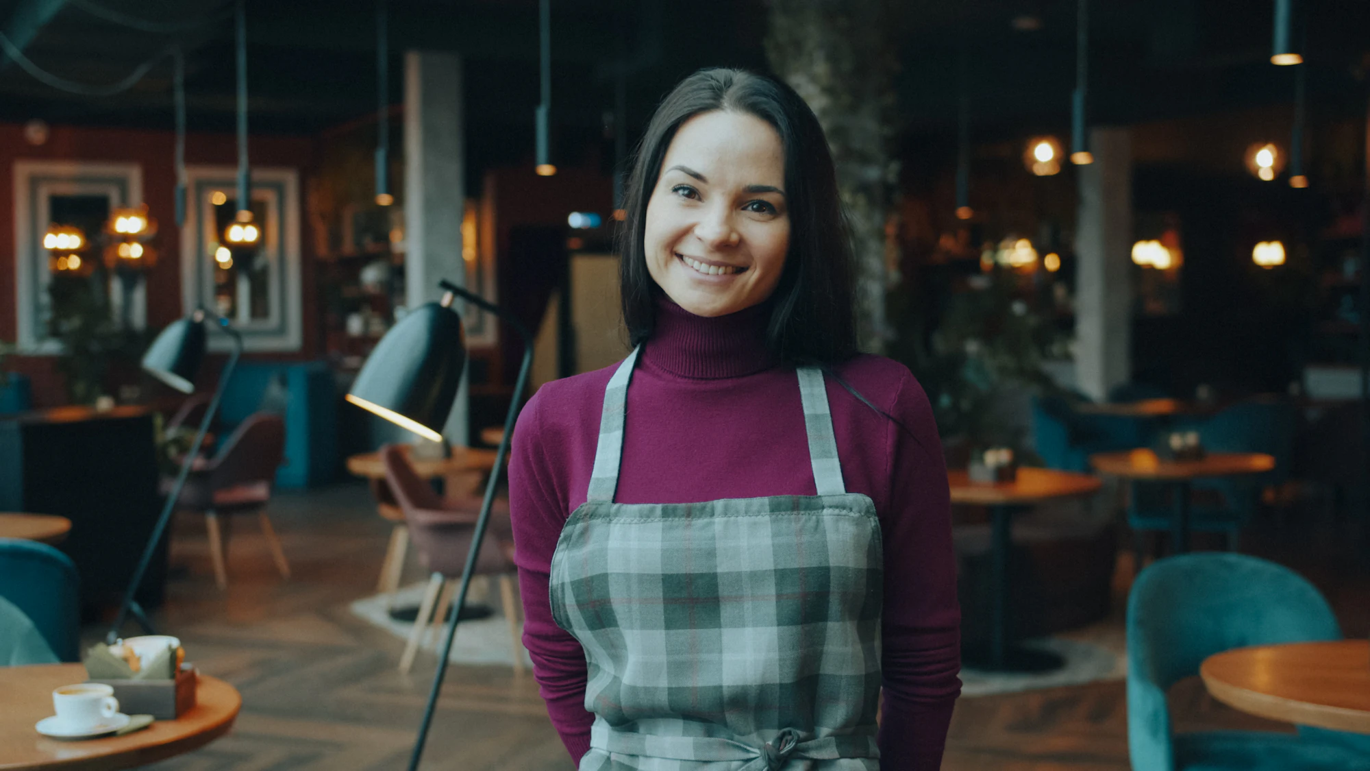 Empresaria sonriente en su negocio