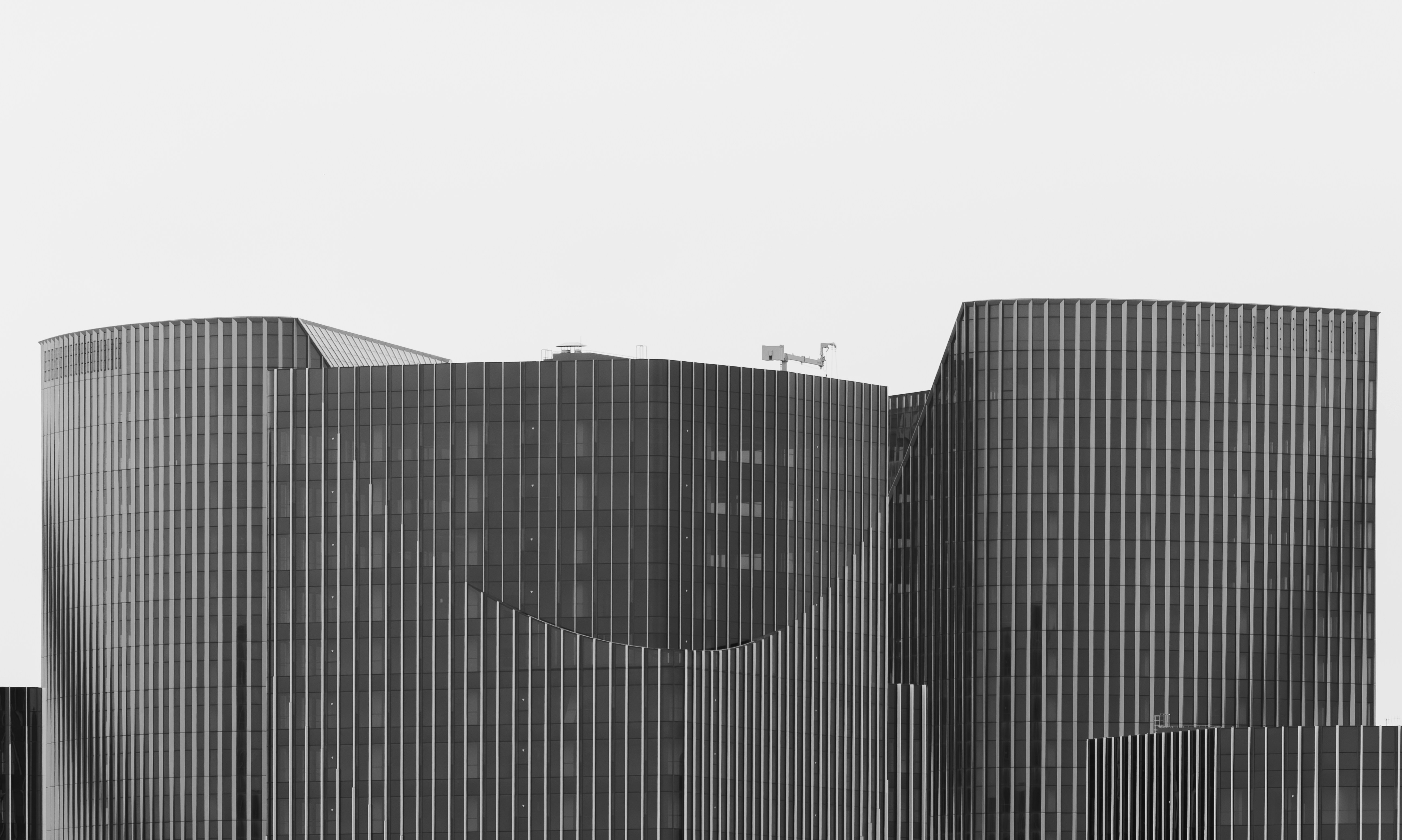 Edificios de oficinas modernos con fachadas de cristal oscuro y aletas estructurales blancas verticales