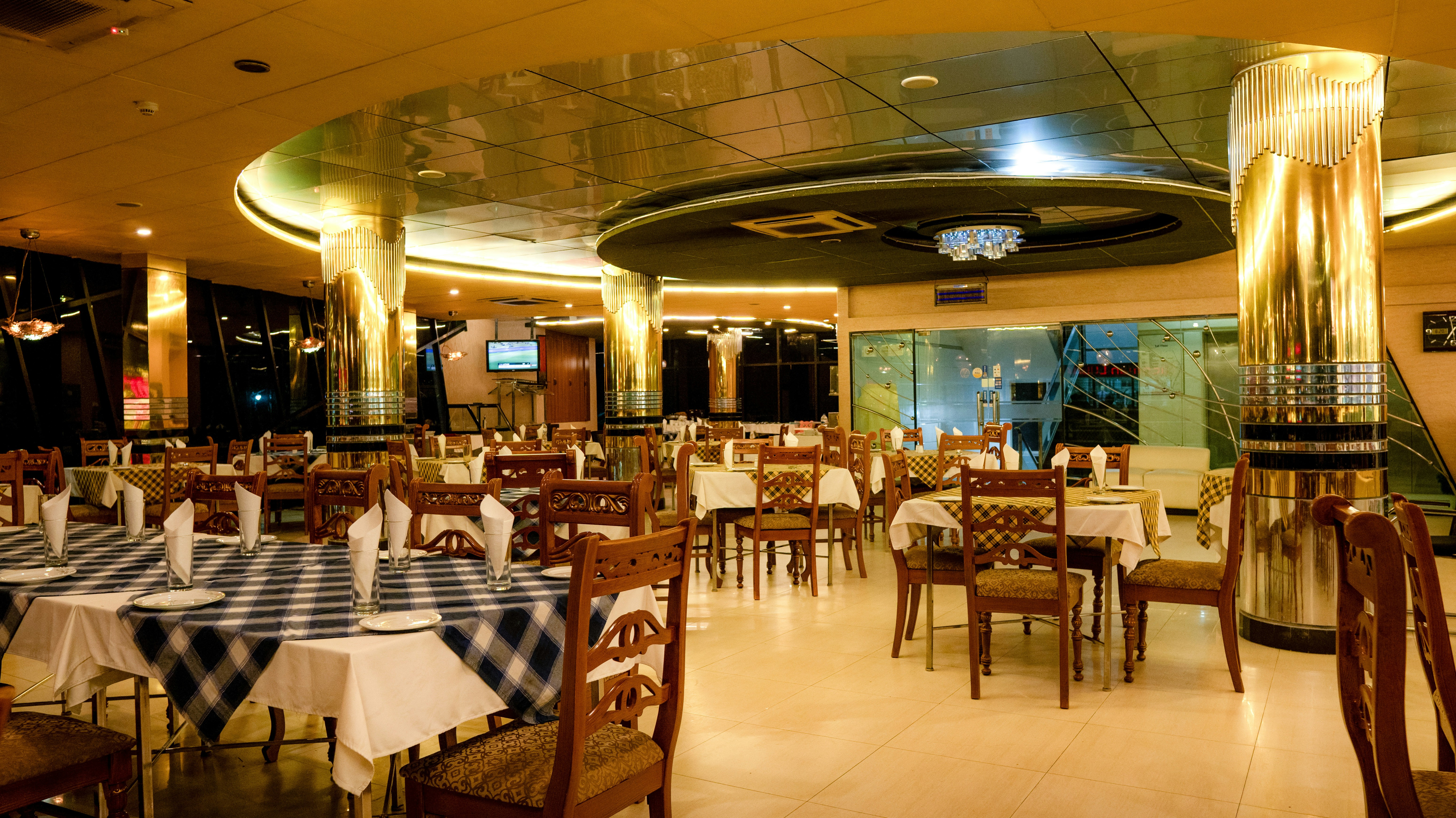 Une salle de bistro avec service en cours.