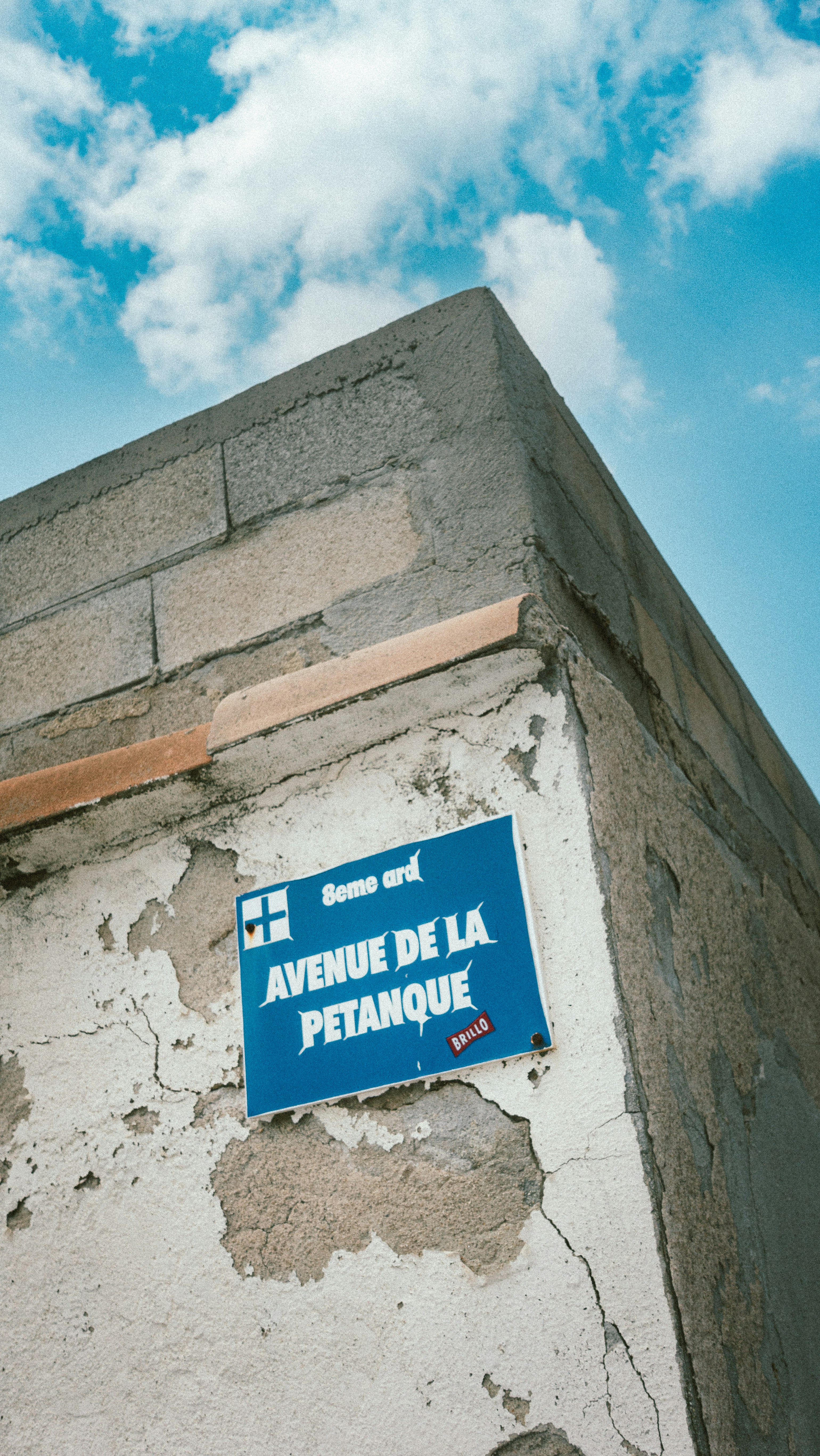Panneau de rue sur mur en béton usé - Photo gratuite sur Unsplash