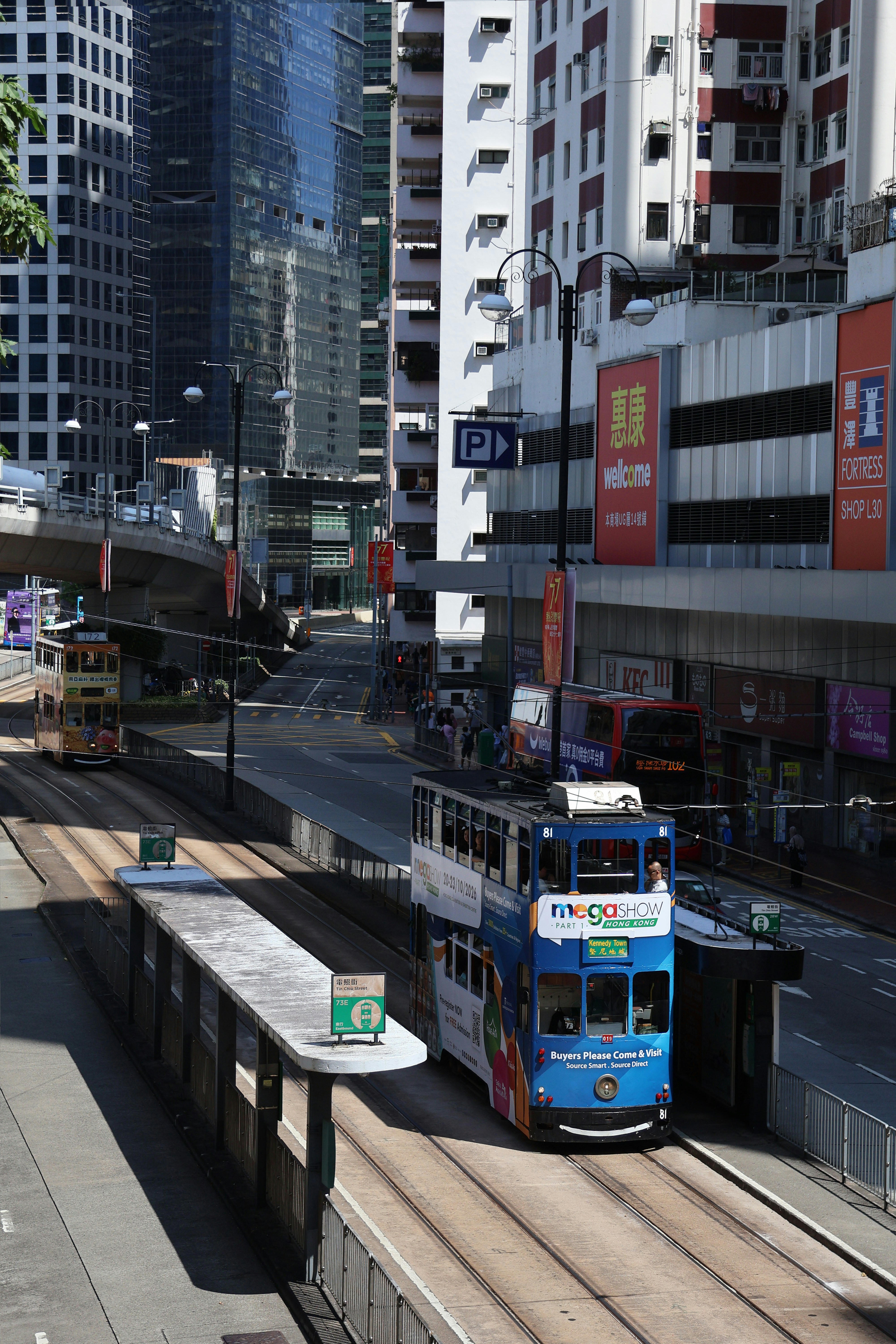 香港の市街地沿いの線路を走る二階建てトラム