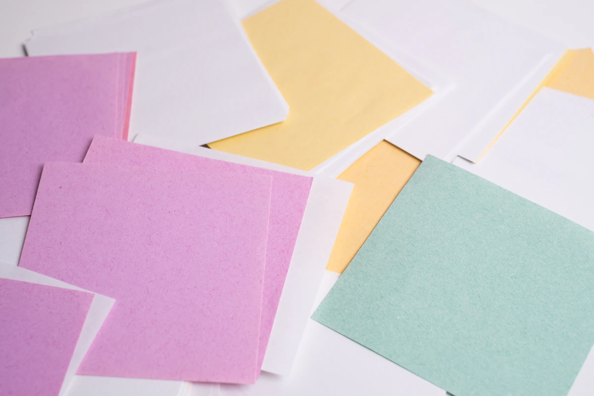 Tumpukan lembar kertas pastel