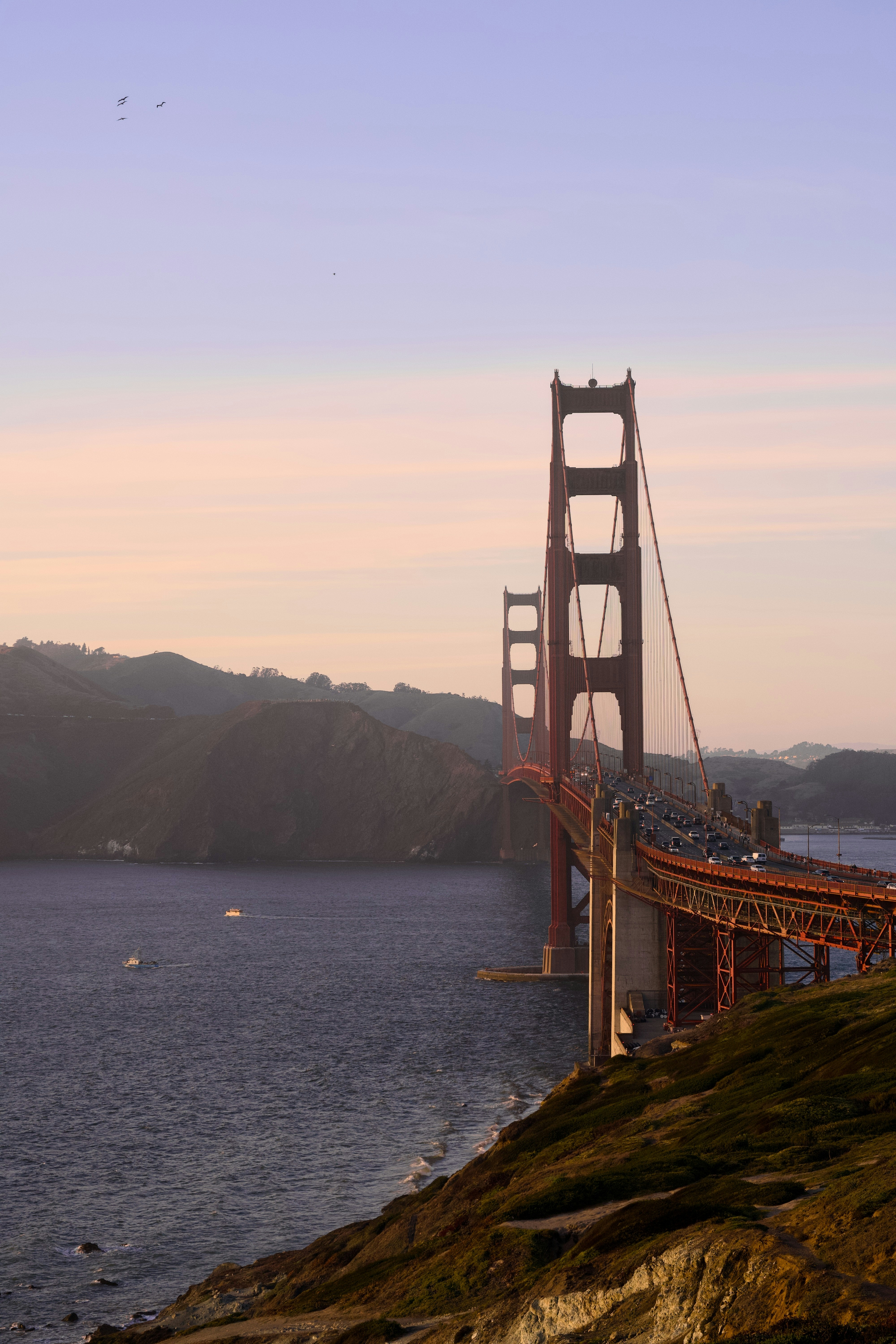 A Ponte Golden Gate que atravessa a baía em São Francisco na hora dourada