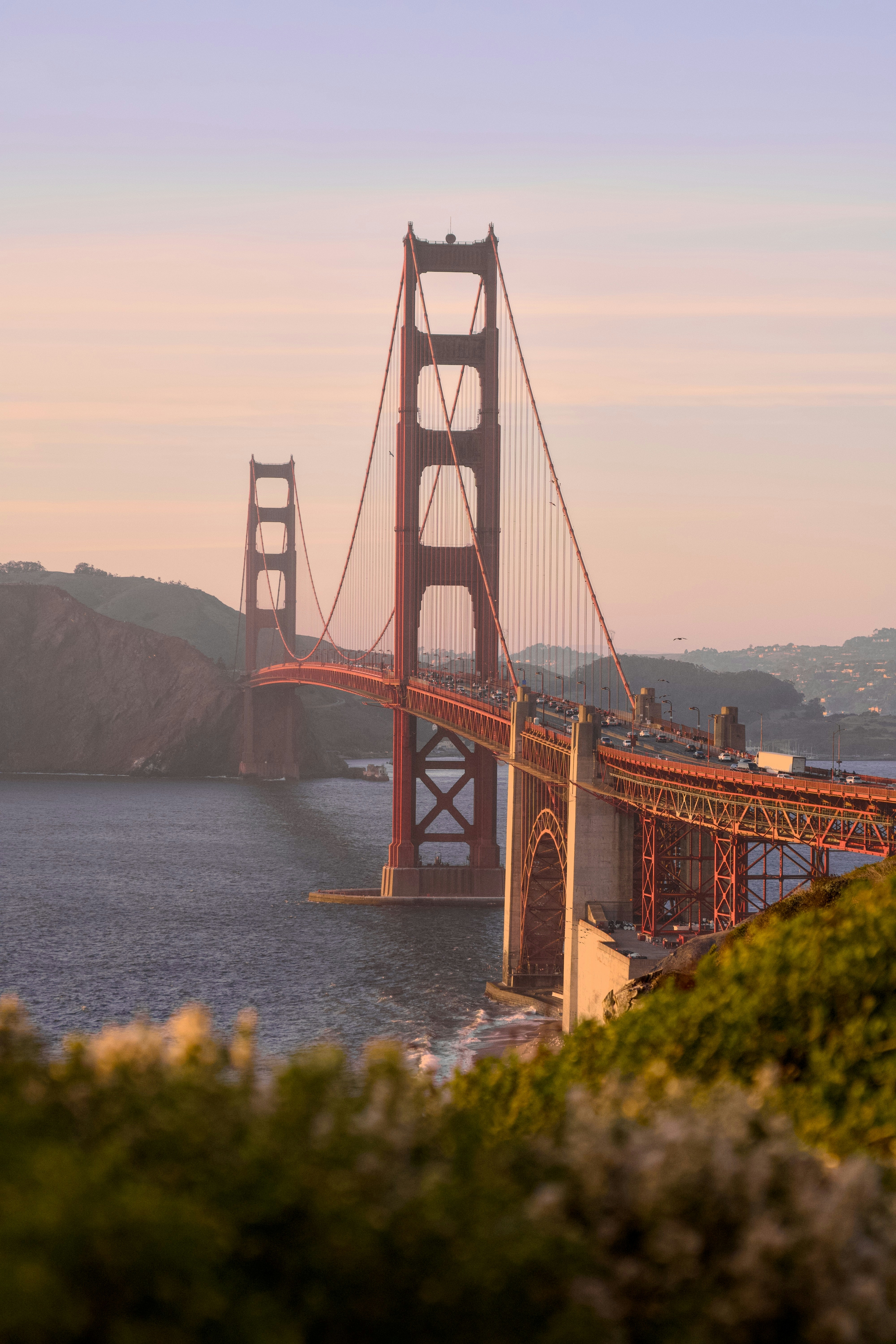 A Ponte Golden Gate que atravessa a baía em São Francisco sob luz suave