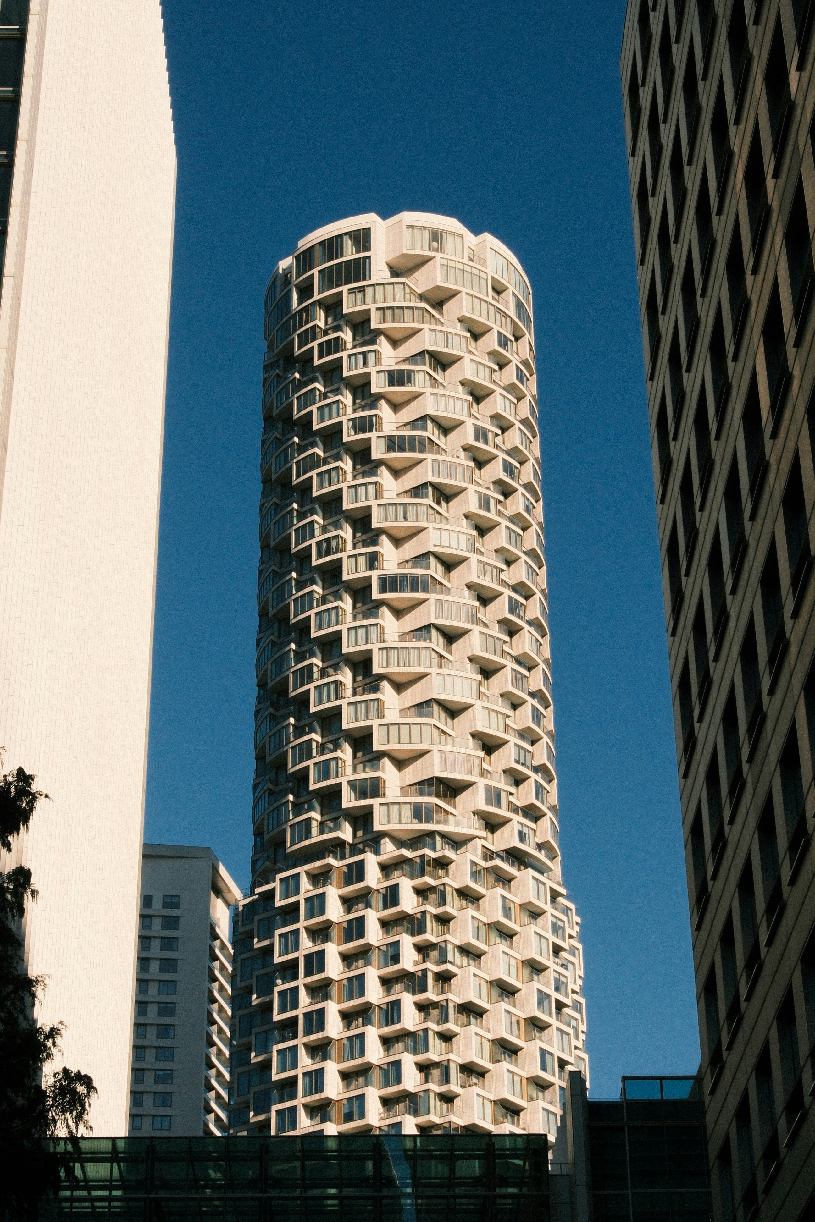 Cylindrical skyscraper with geometric facade - Free Photo on Unsplash