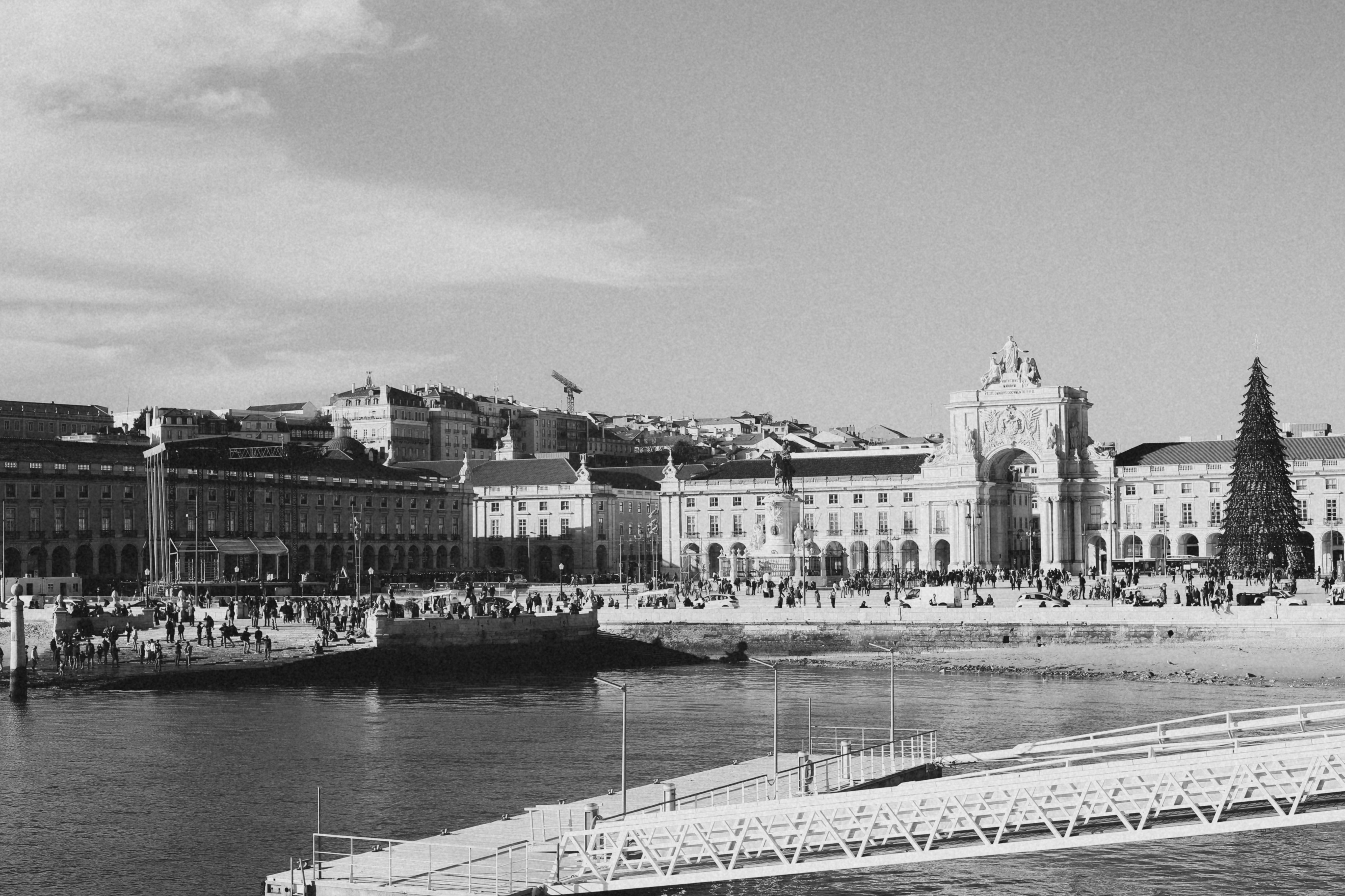 Lungofiume di Praça do Comércio a Lisbona con l’Arco di Rua Augusta e gli edifici della piazza sul Tago.