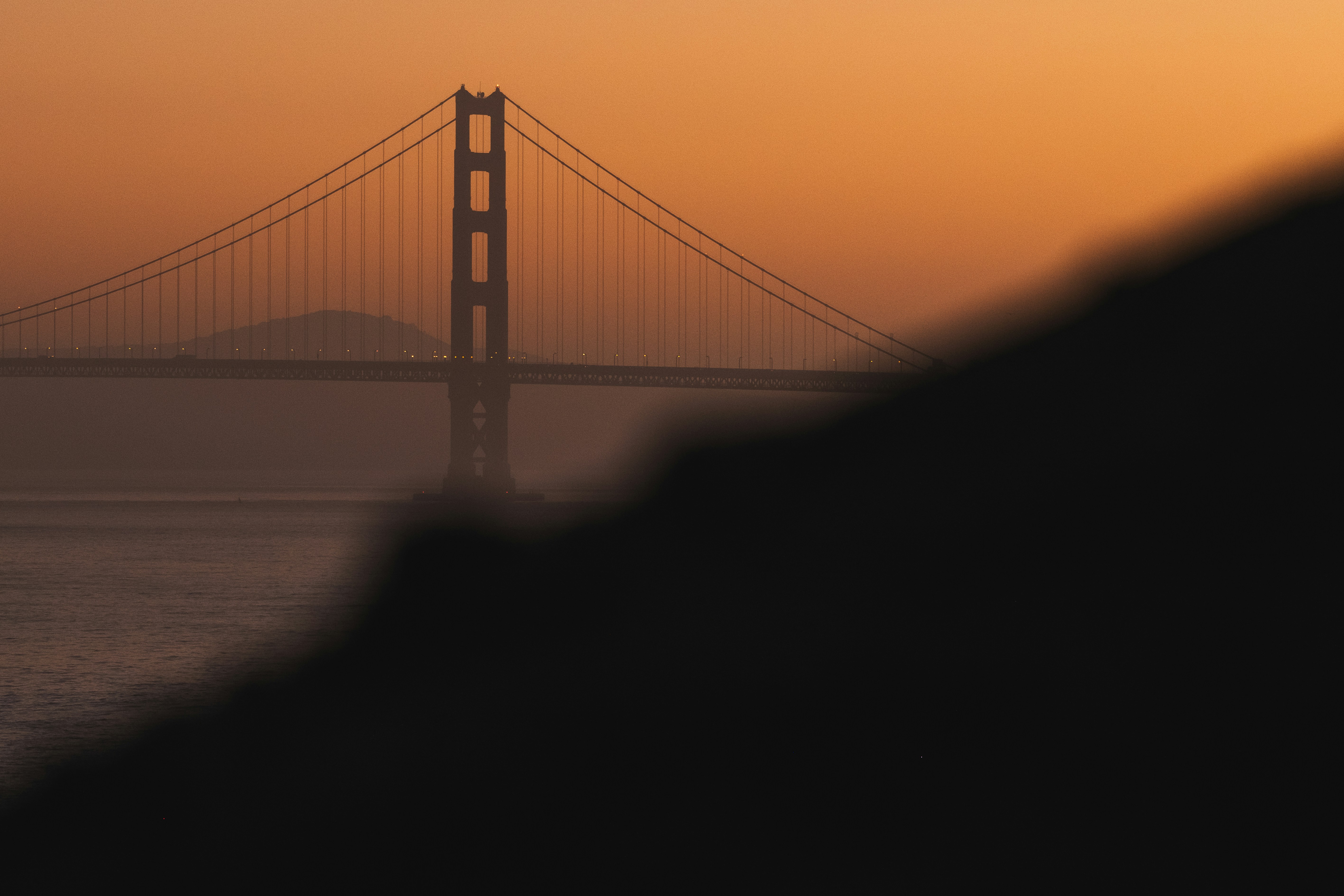 Die Golden Gate Bridge in San Francisco zeichnete sich gegen einen warmen orangefarbenen Himmel ab.