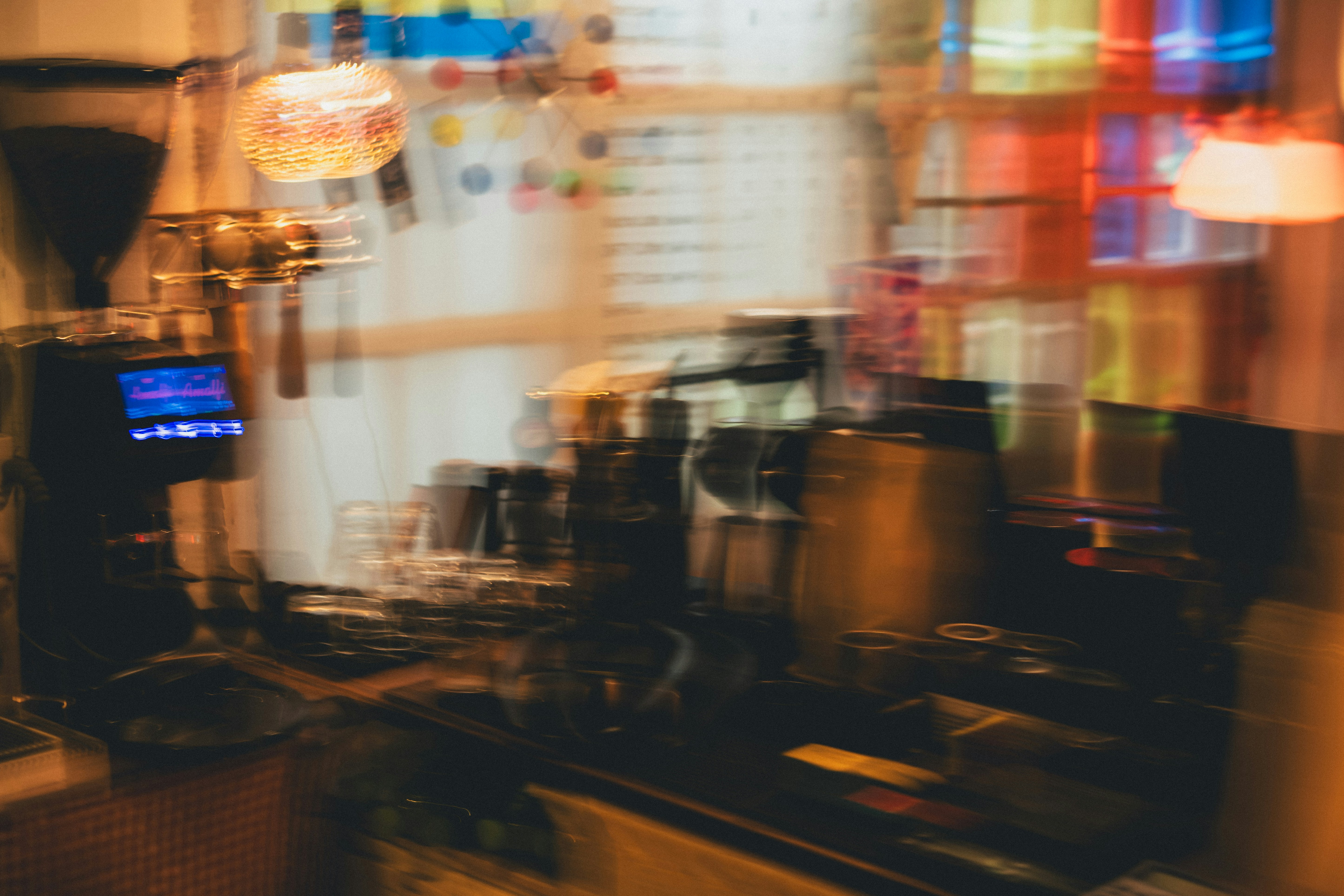 Eine bewegungsunscharfe Ansicht einer Kaffeemühle und Ausrüstung in einem Café
