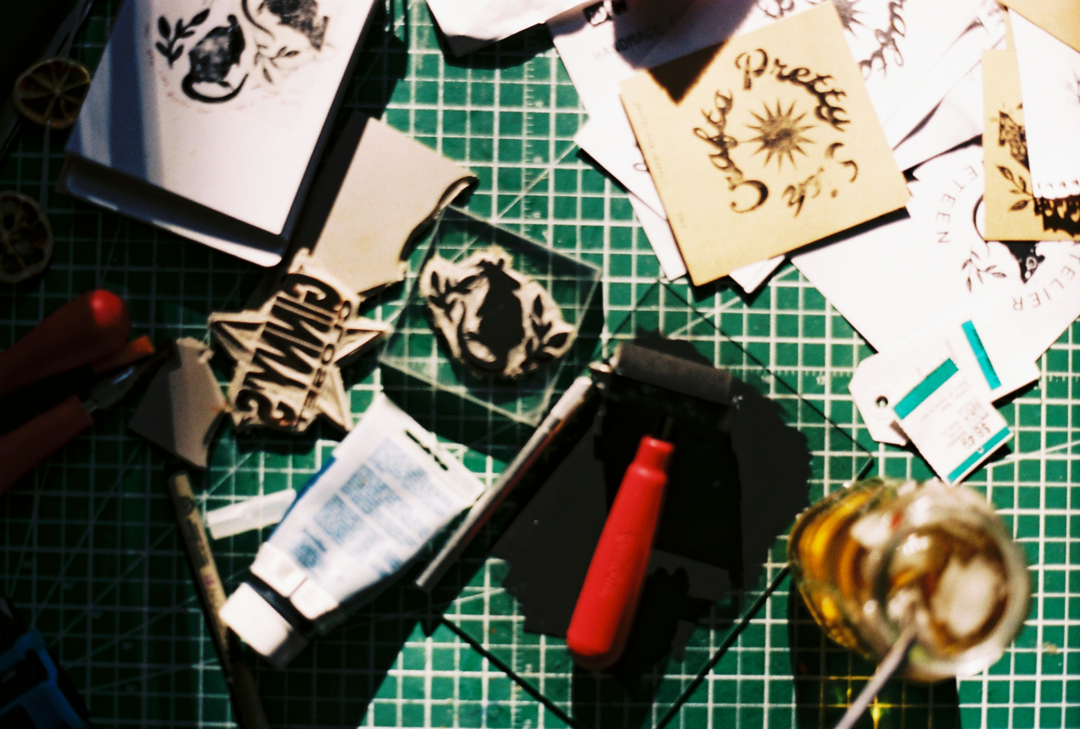 linocut tools paper art, wallpaper, Beginner-Friendly Linocut Crafts: Relieve Stress Through Art 1