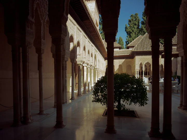 Binnenhof met marmeren zuilen en bogen in de Alhambra in Granada