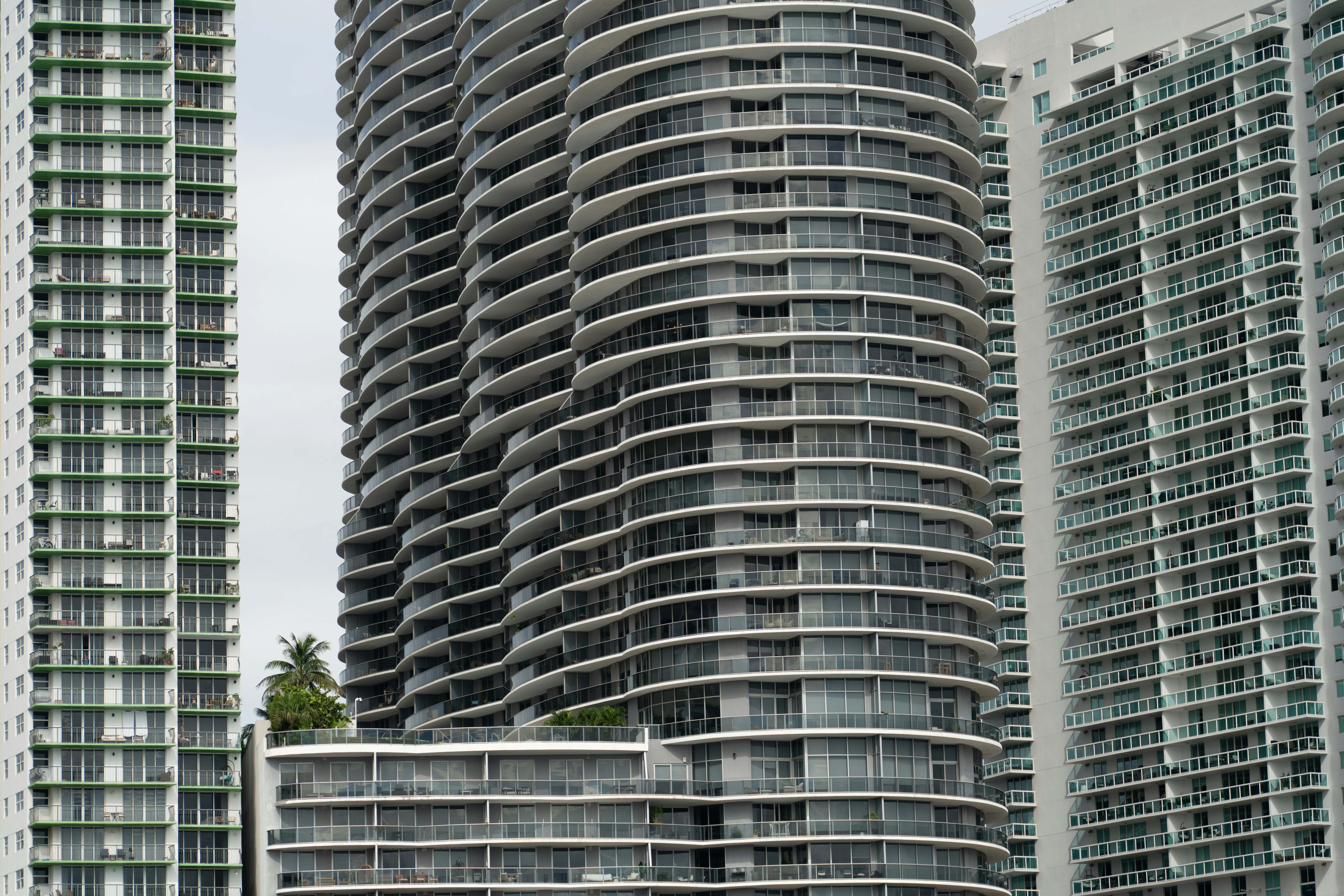 Edificios modernos de apartamentos altos con balcones curvos y ventanas de cristal en Miami