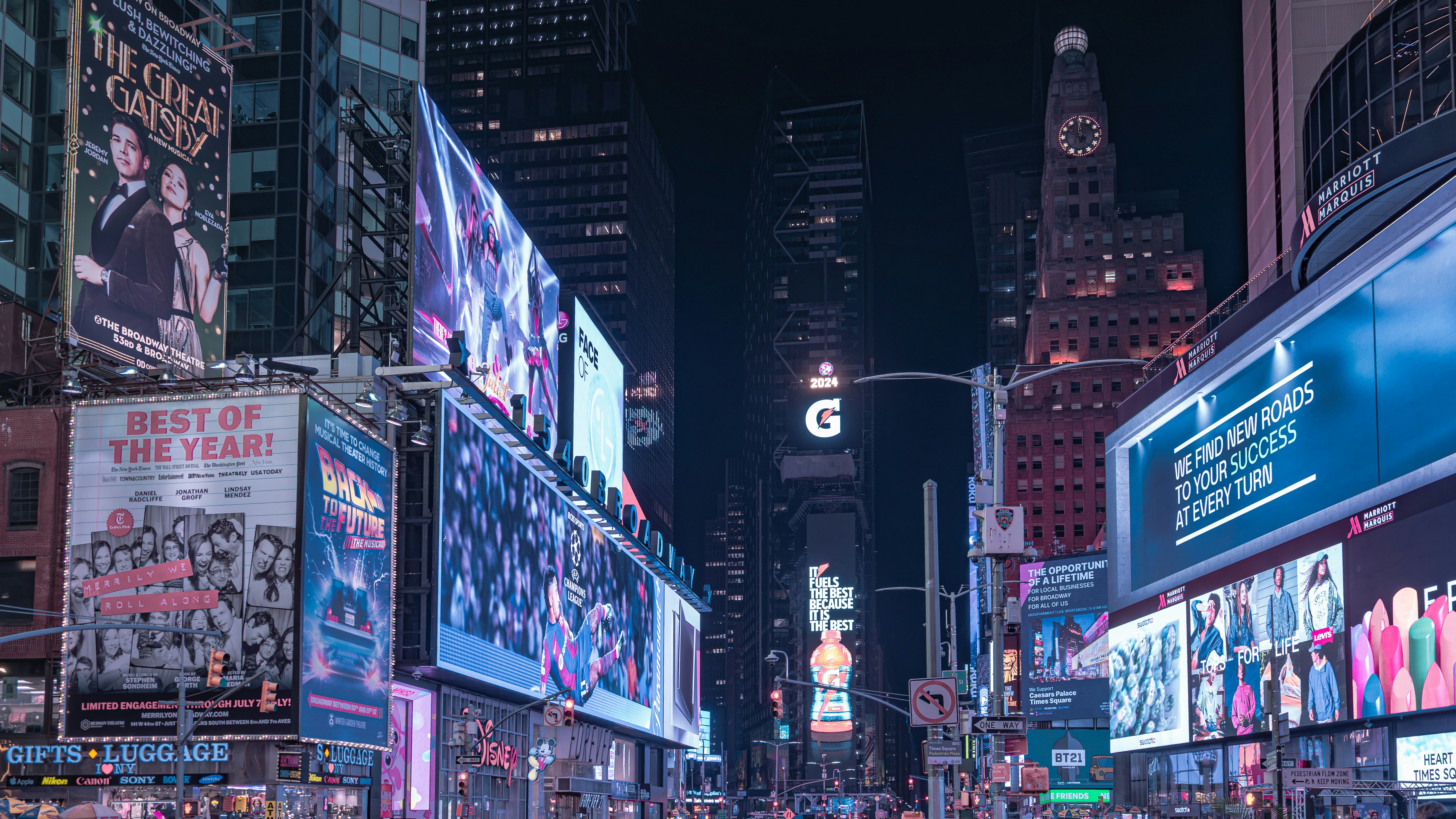 Vallas publicitarias iluminadas y pantallas digitales iluminan Times Square en Nueva York por la noche