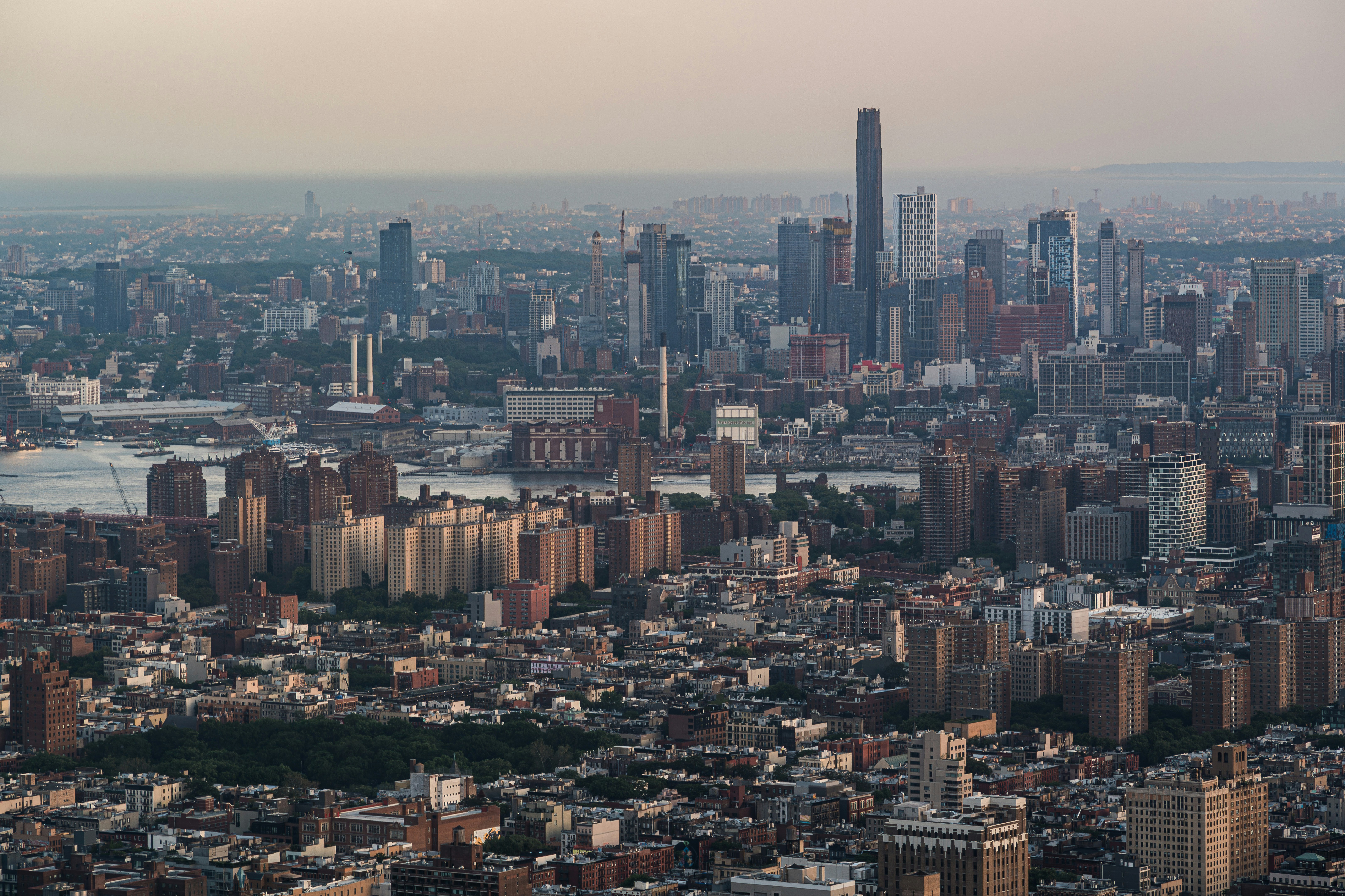 Vista aérea del denso horizonte y el paseo marítimo de Brooklyn en la ciudad de Nueva York