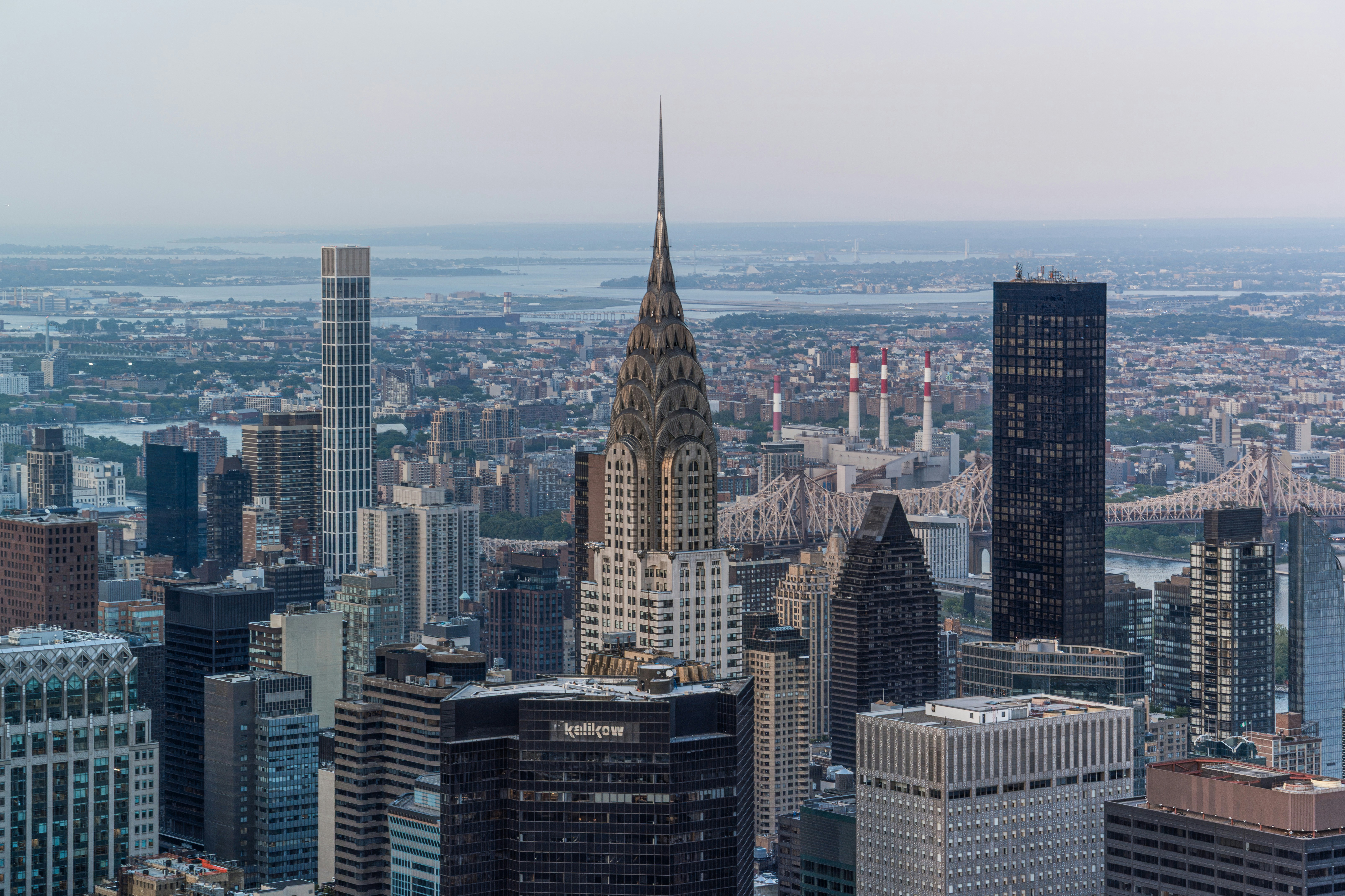 El Edificio Chrysler que se eleva sobre el denso horizonte de la ciudad de Nueva York