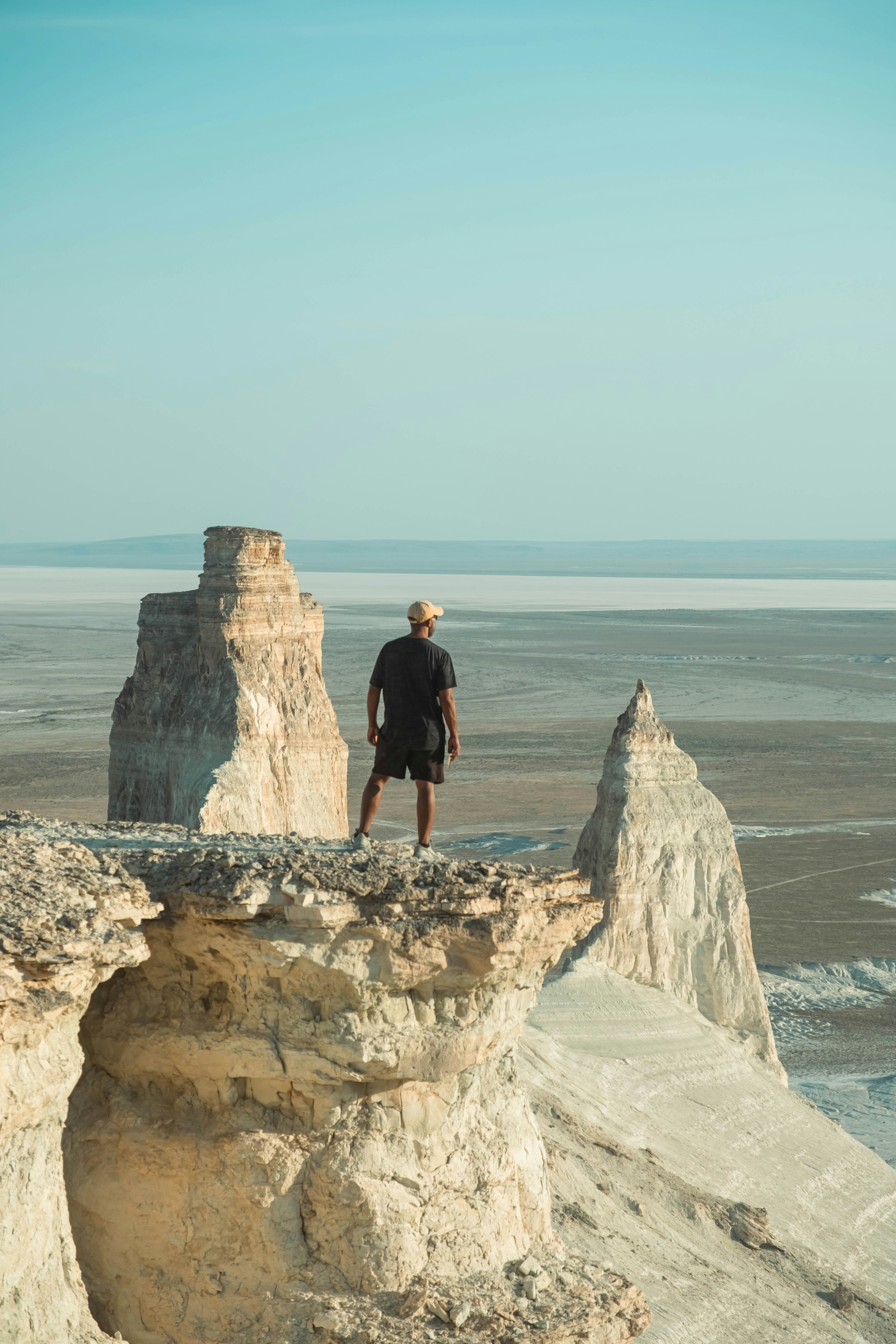Person on rocky desert cliff - Free Photo on Unsplash
