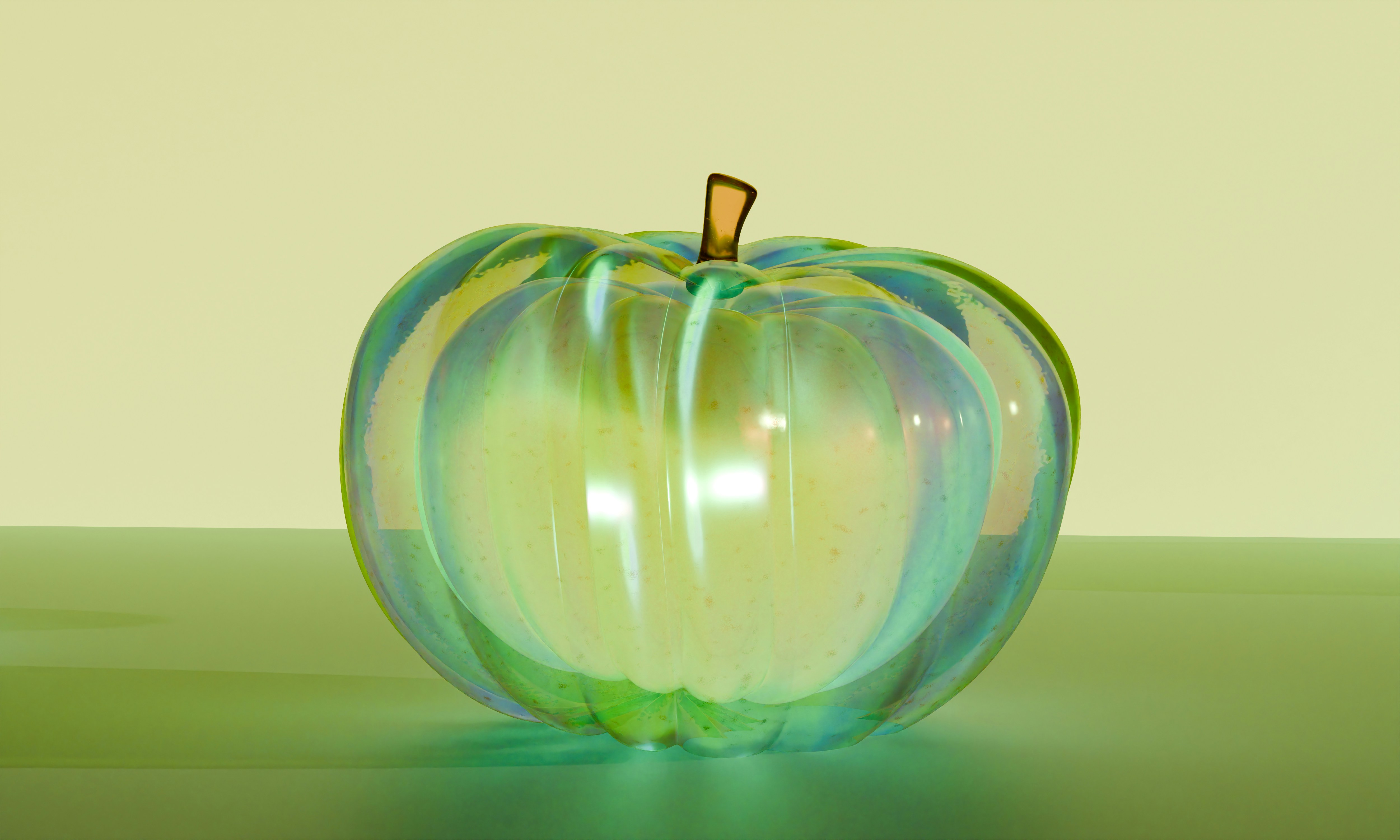 Ein irisierender Glaskürbis mit goldenem Stängel auf grüner Oberfläche
