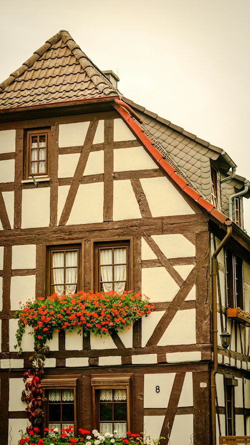 Detalhe de casa enxaimel com flores