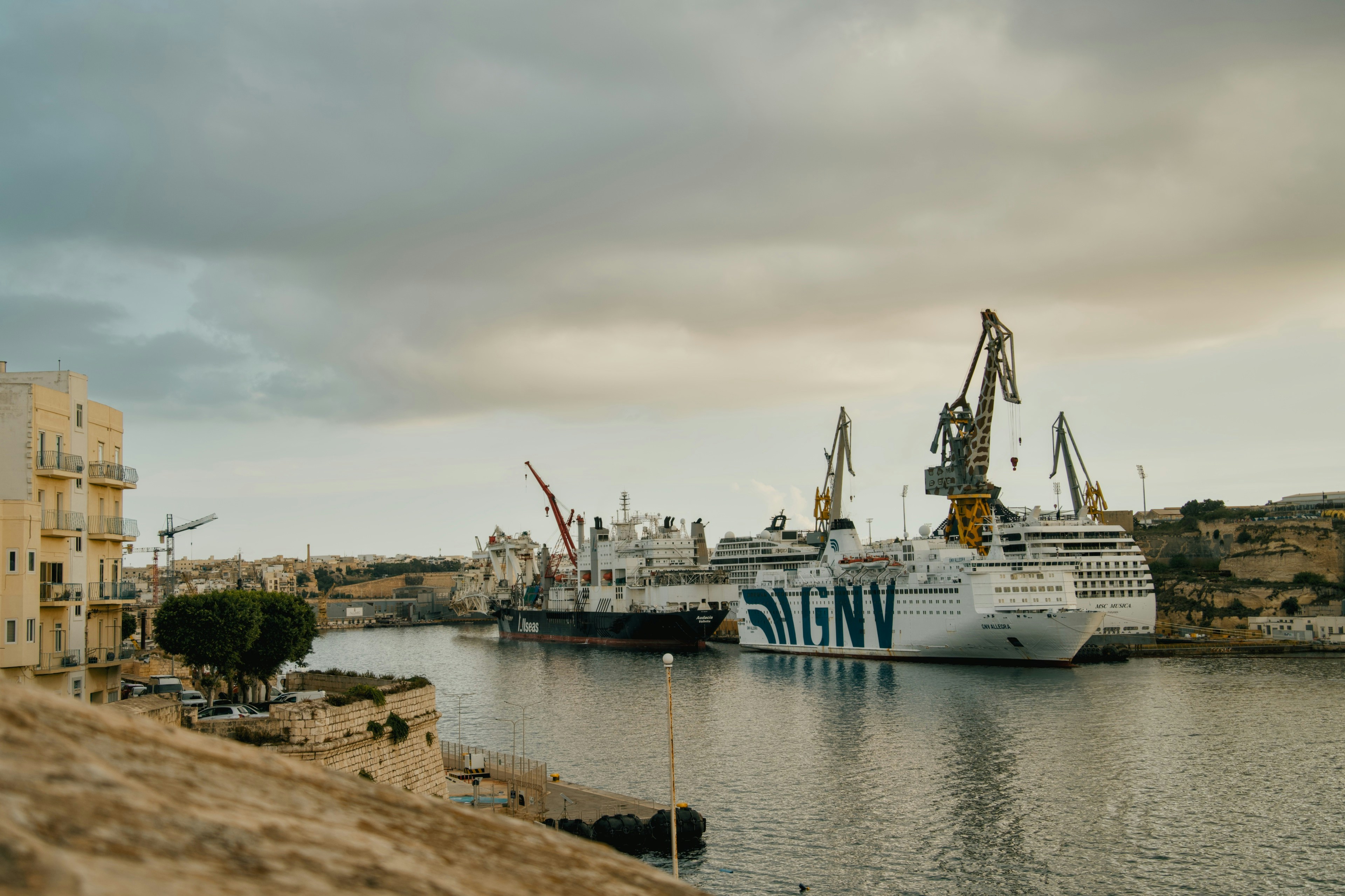 Große Schiffe und Kräne im Grand Harbour von Valletta auf Malta