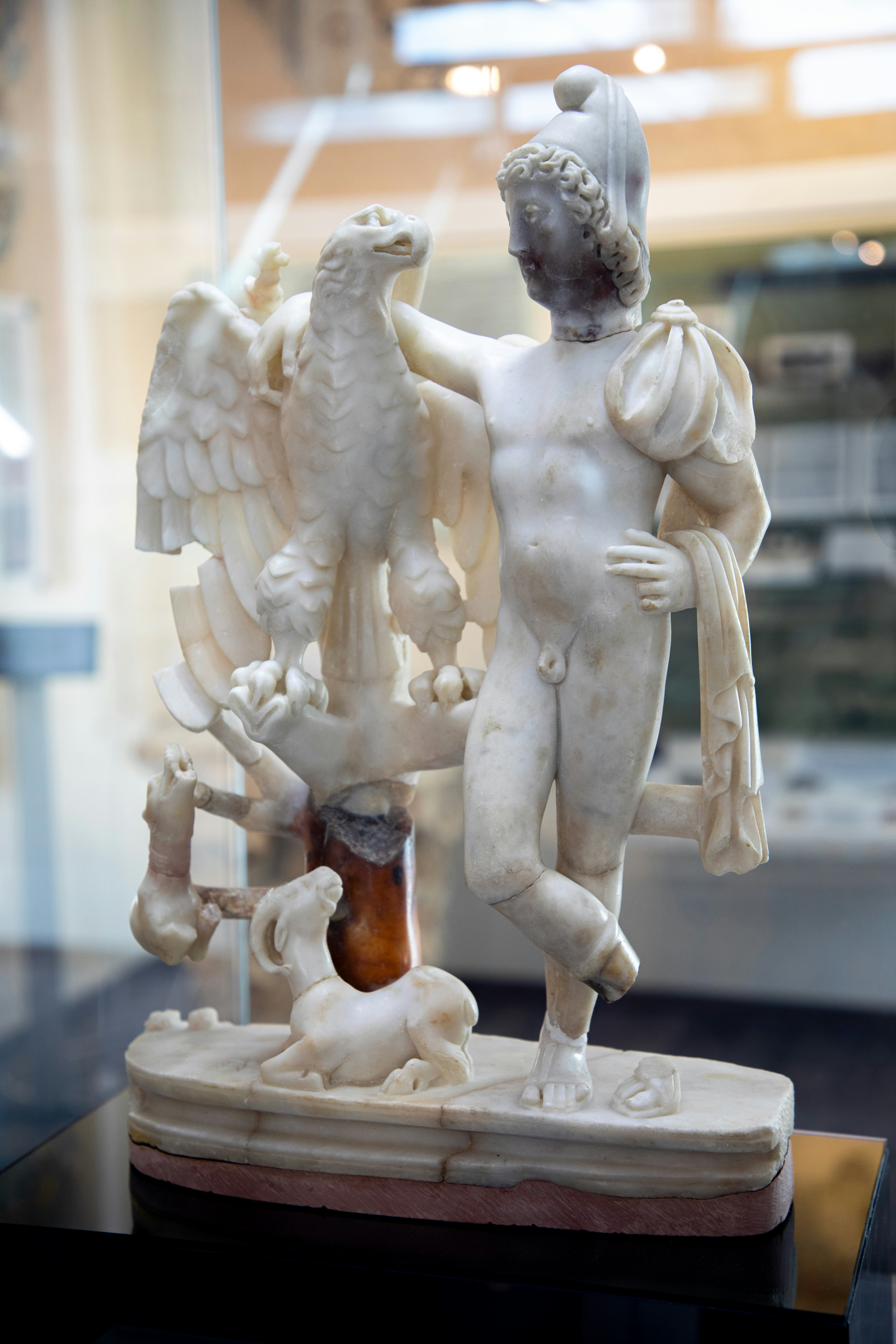 Statue en marbre de la jeunesse avec un aigle - Photo gratuite sur Unsplash