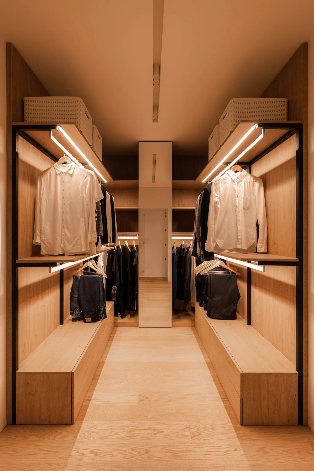 Closet em madeira com iluminação integrada